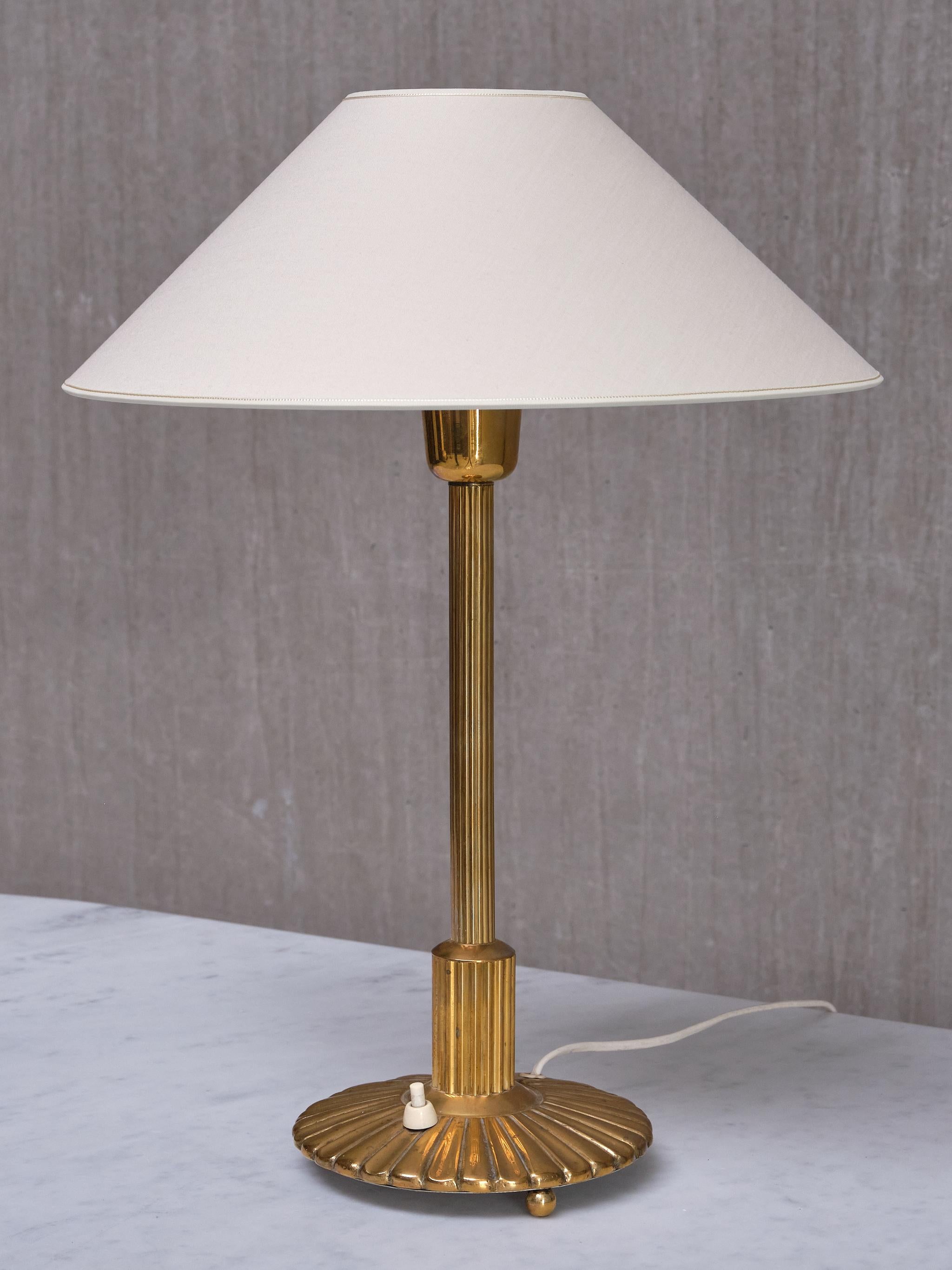 Lampe de table Grace suédoise en laiton cannelé et cannelé, Suède, années 1930 Bon état - En vente à The Hague, NL