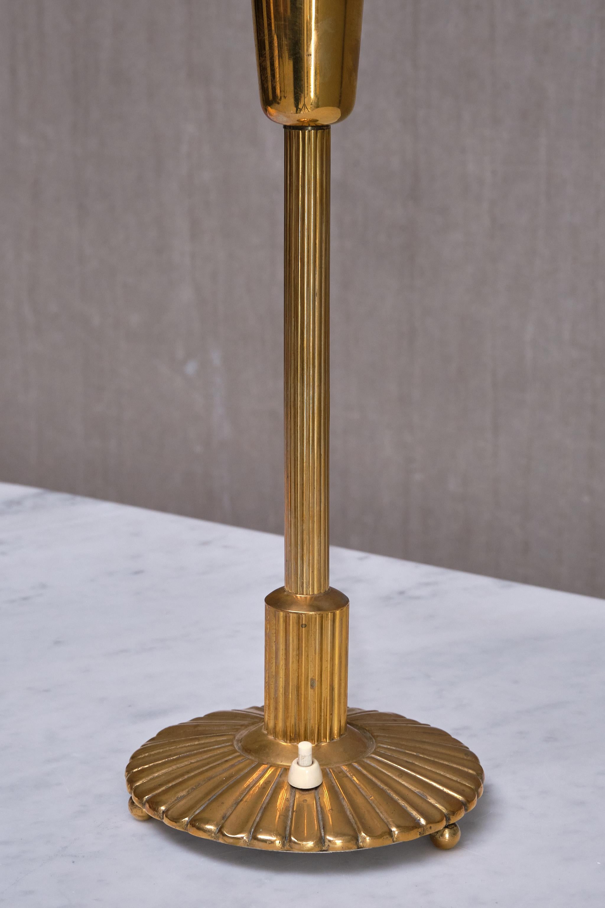 Milieu du XXe siècle Lampe de table Grace suédoise en laiton cannelé et cannelé, Suède, années 1930 en vente