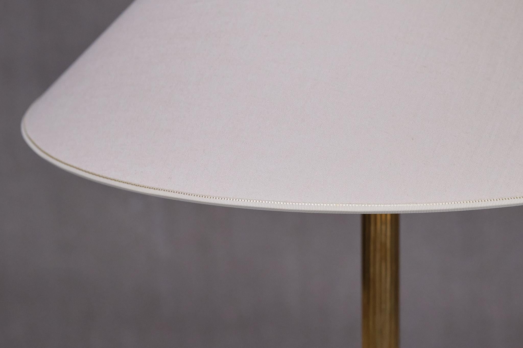 Lampe de table Grace suédoise en laiton cannelé et cannelé, Suède, années 1930 en vente 1