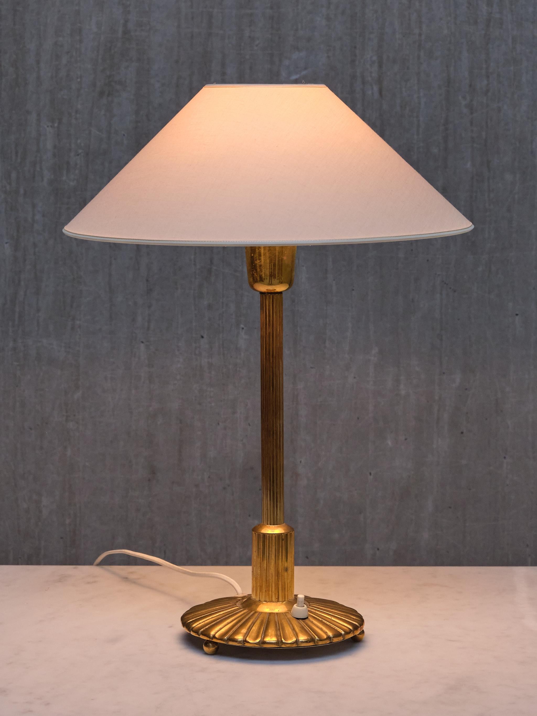 Lampe de table Grace suédoise en laiton cannelé et cannelé, Suède, années 1930 en vente 2