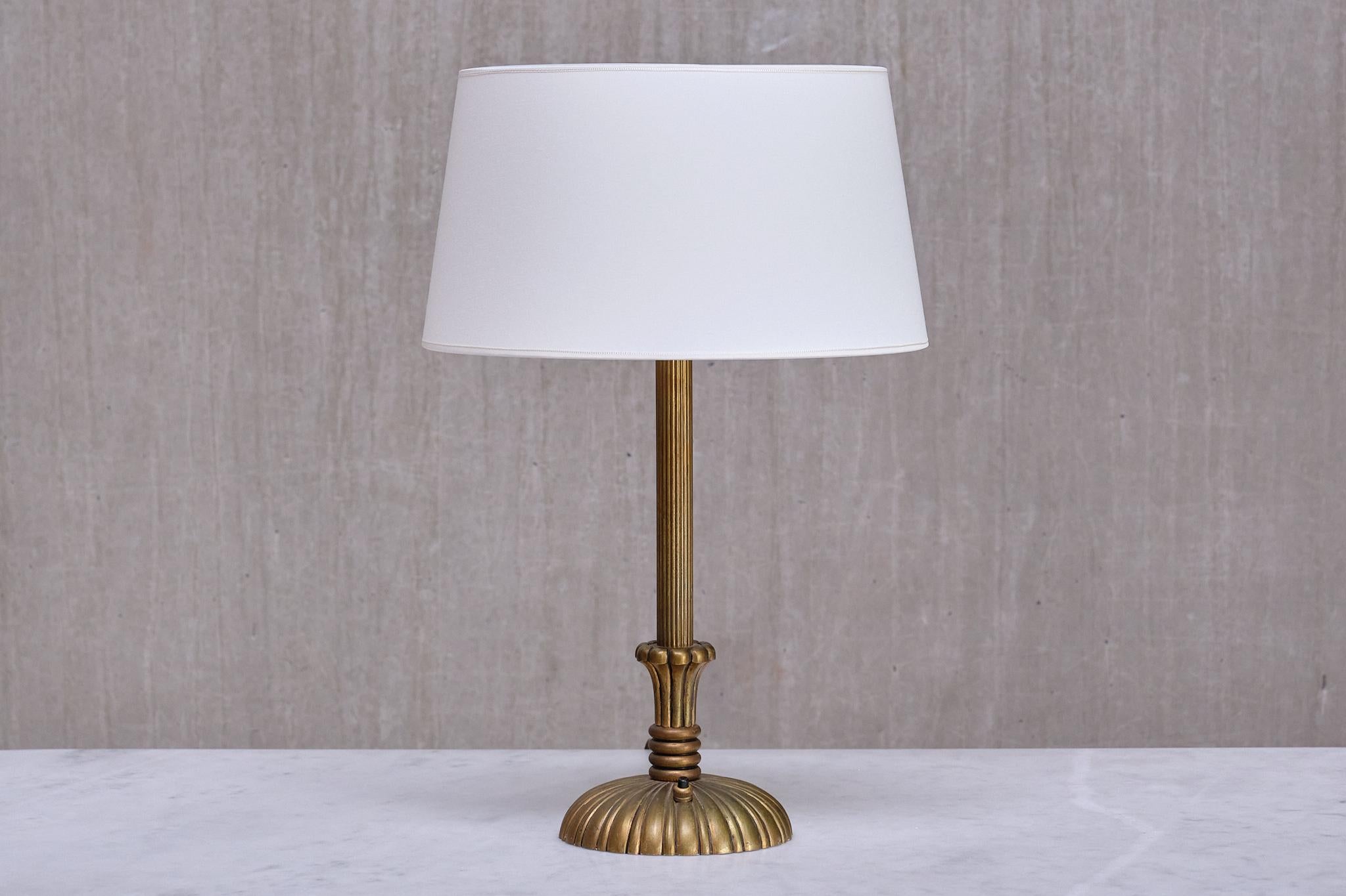 Lampe de table Grace suédoise en laiton patiné cannelé et cannelé, Suède, années 1930 en vente 3