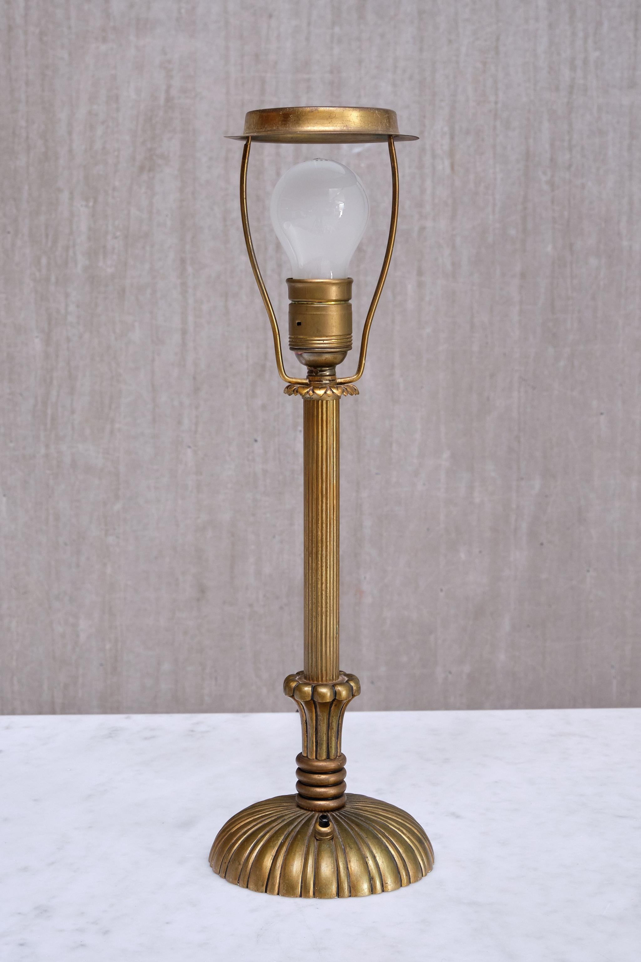 Lampe de table Grace suédoise en laiton patiné cannelé et cannelé, Suède, années 1930 en vente 4