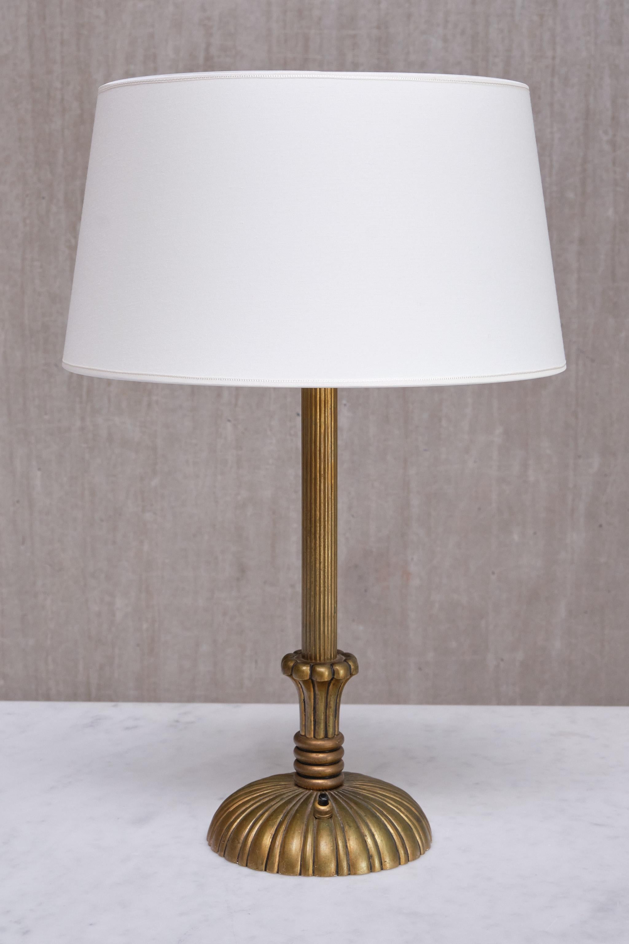 Art déco Lampe de table Grace suédoise en laiton patiné cannelé et cannelé, Suède, années 1930 en vente