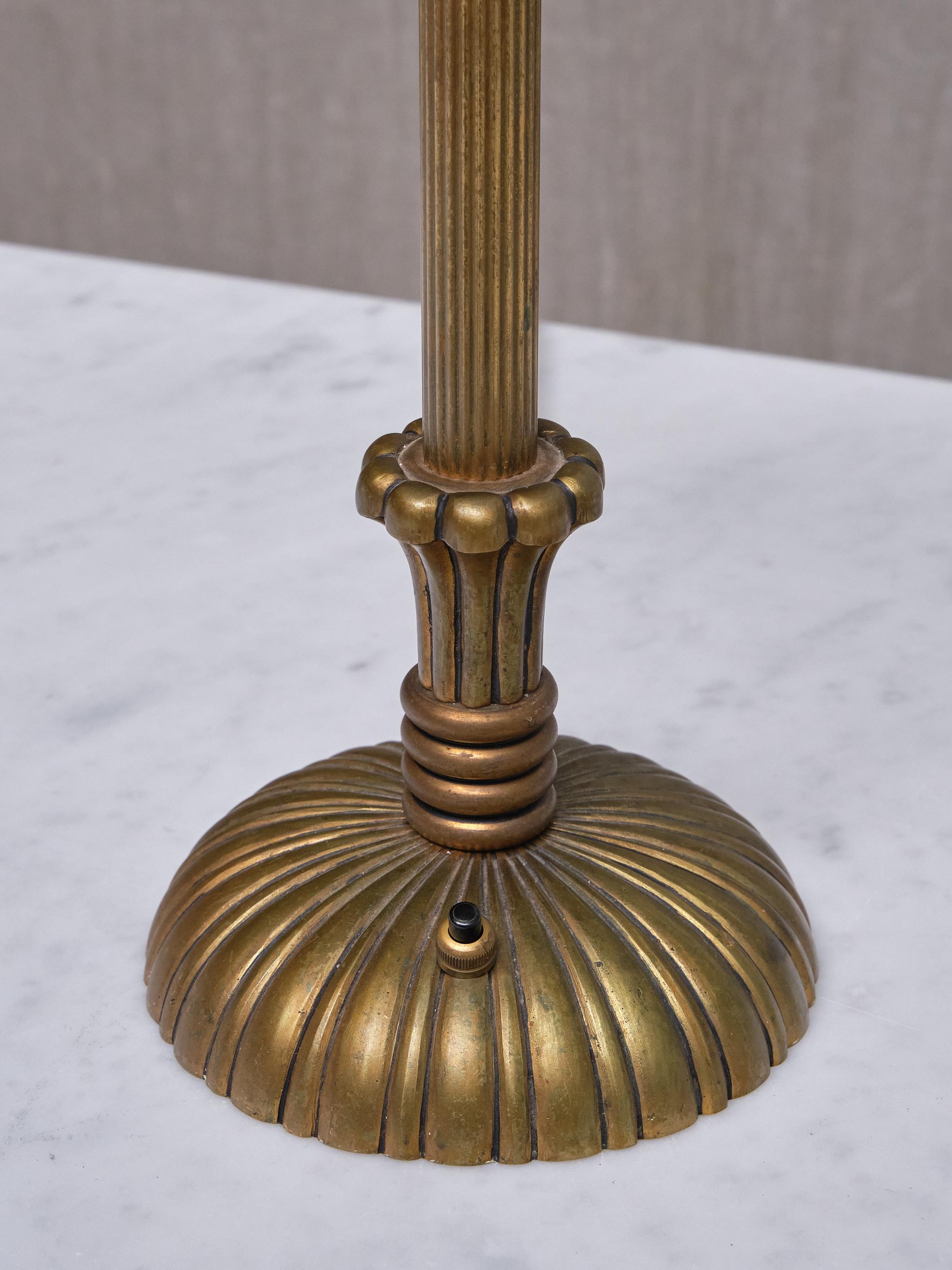 Suédois Lampe de table Grace suédoise en laiton patiné cannelé et cannelé, Suède, années 1930 en vente