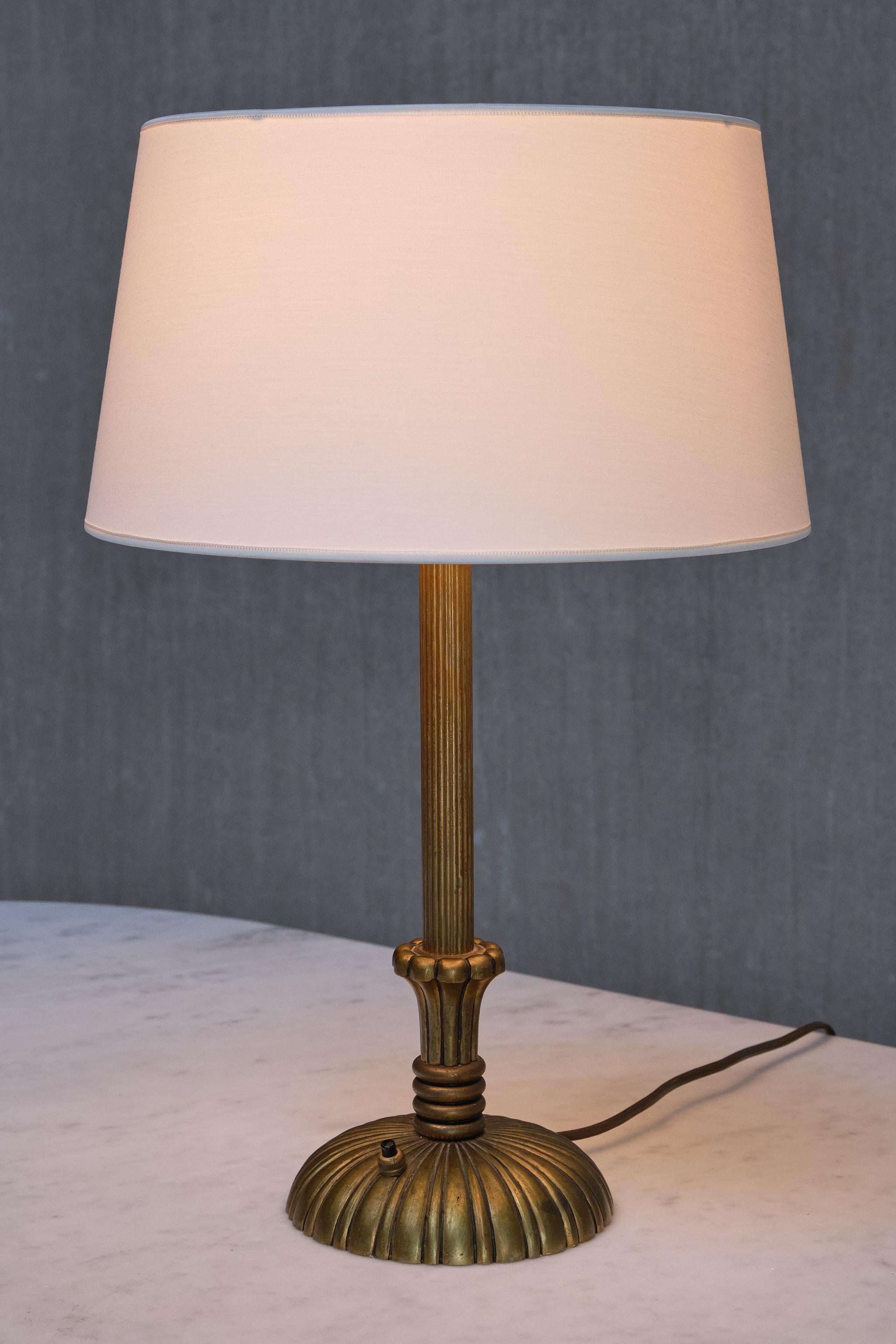 Lampe de table Grace suédoise en laiton patiné cannelé et cannelé, Suède, années 1930 Bon état - En vente à The Hague, NL