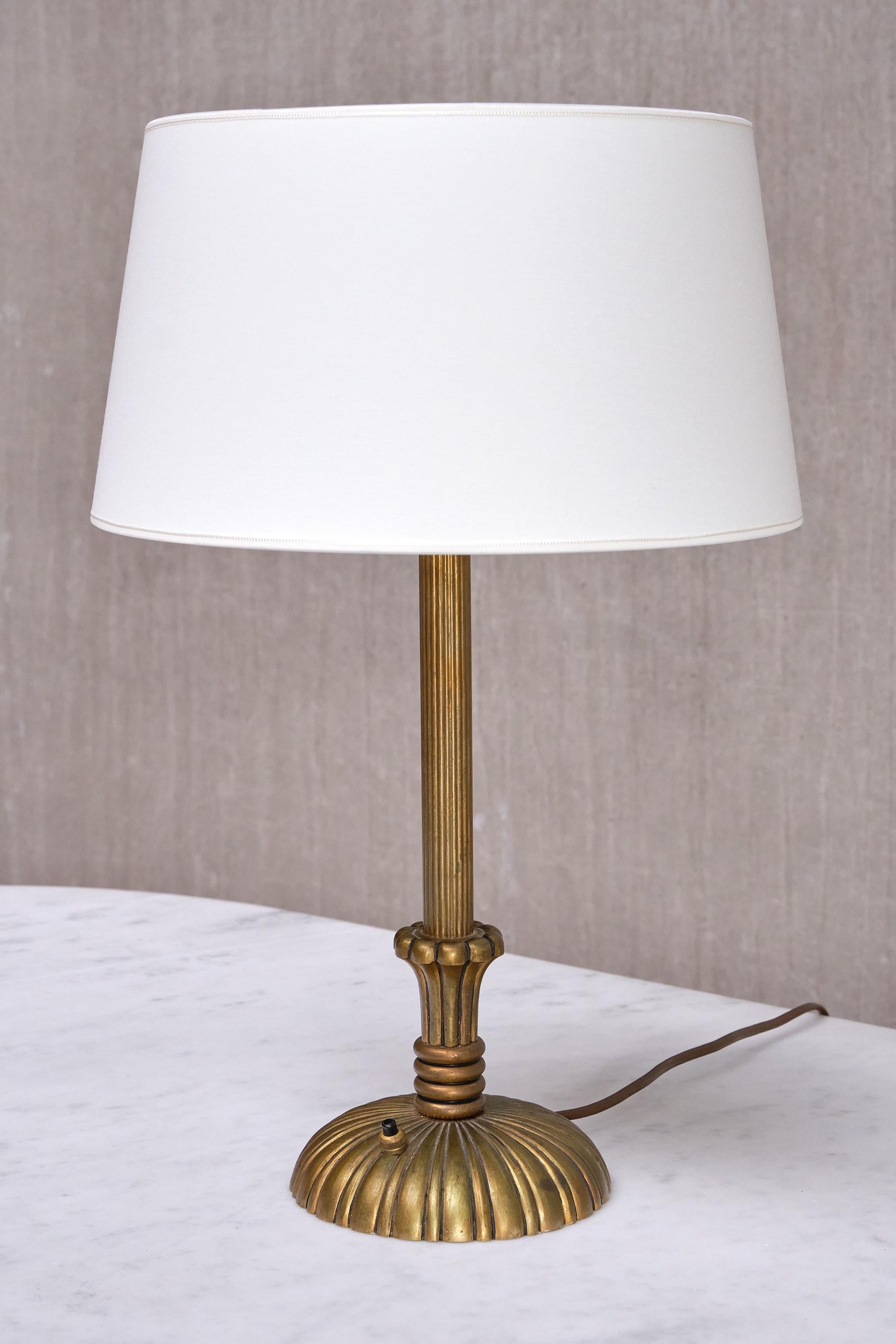 Milieu du XXe siècle Lampe de table Grace suédoise en laiton patiné cannelé et cannelé, Suède, années 1930 en vente