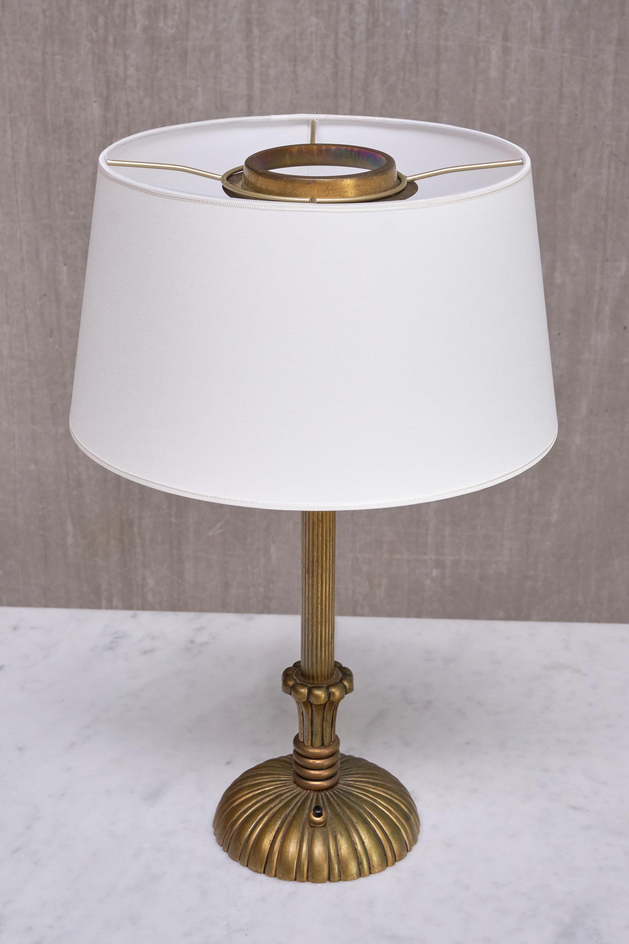 Laiton Lampe de table Grace suédoise en laiton patiné cannelé et cannelé, Suède, années 1930 en vente