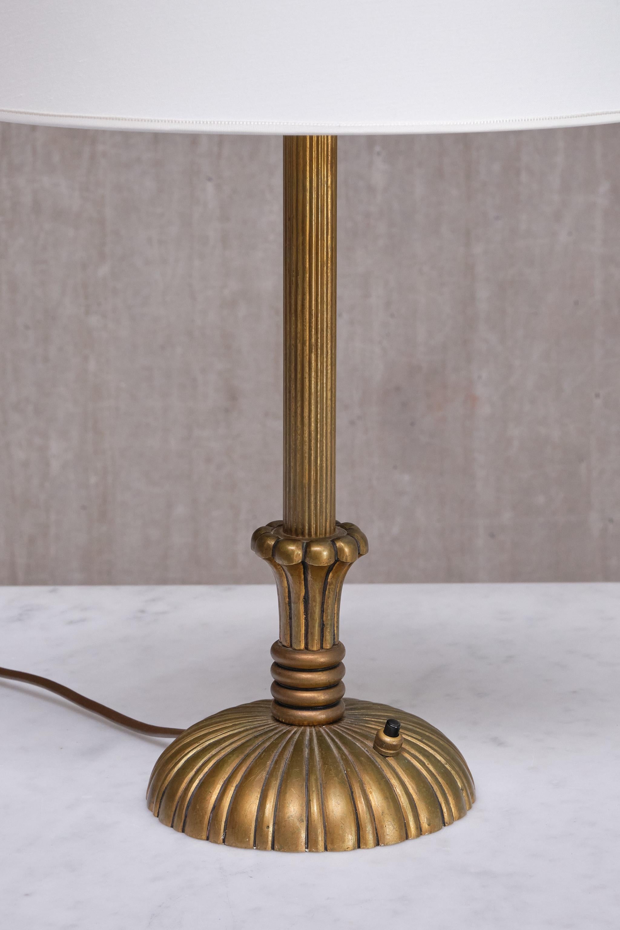 Lampe de table Grace suédoise en laiton patiné cannelé et cannelé, Suède, années 1930 en vente 1