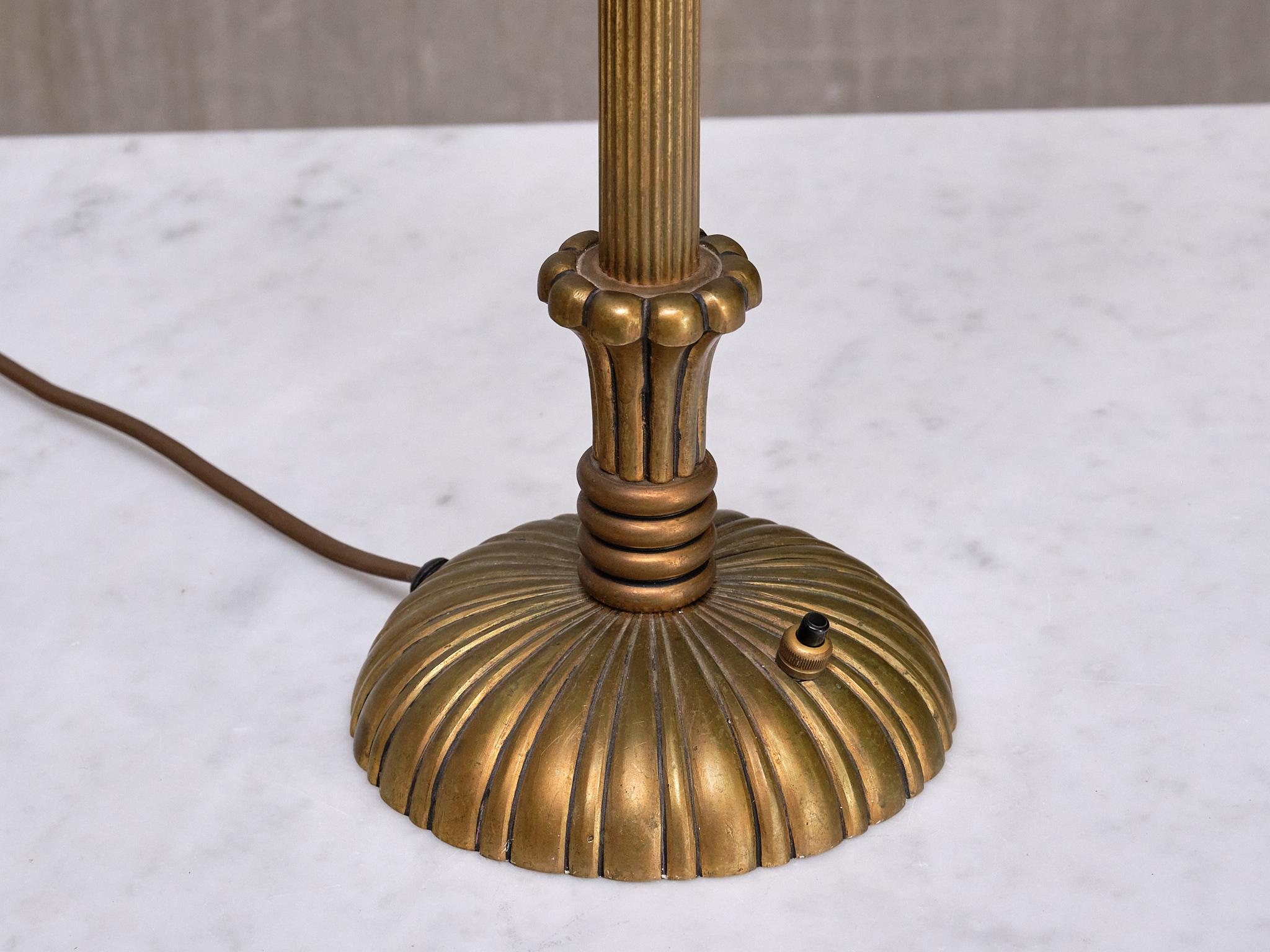 Lampe de table Grace suédoise en laiton patiné cannelé et cannelé, Suède, années 1930 en vente 2