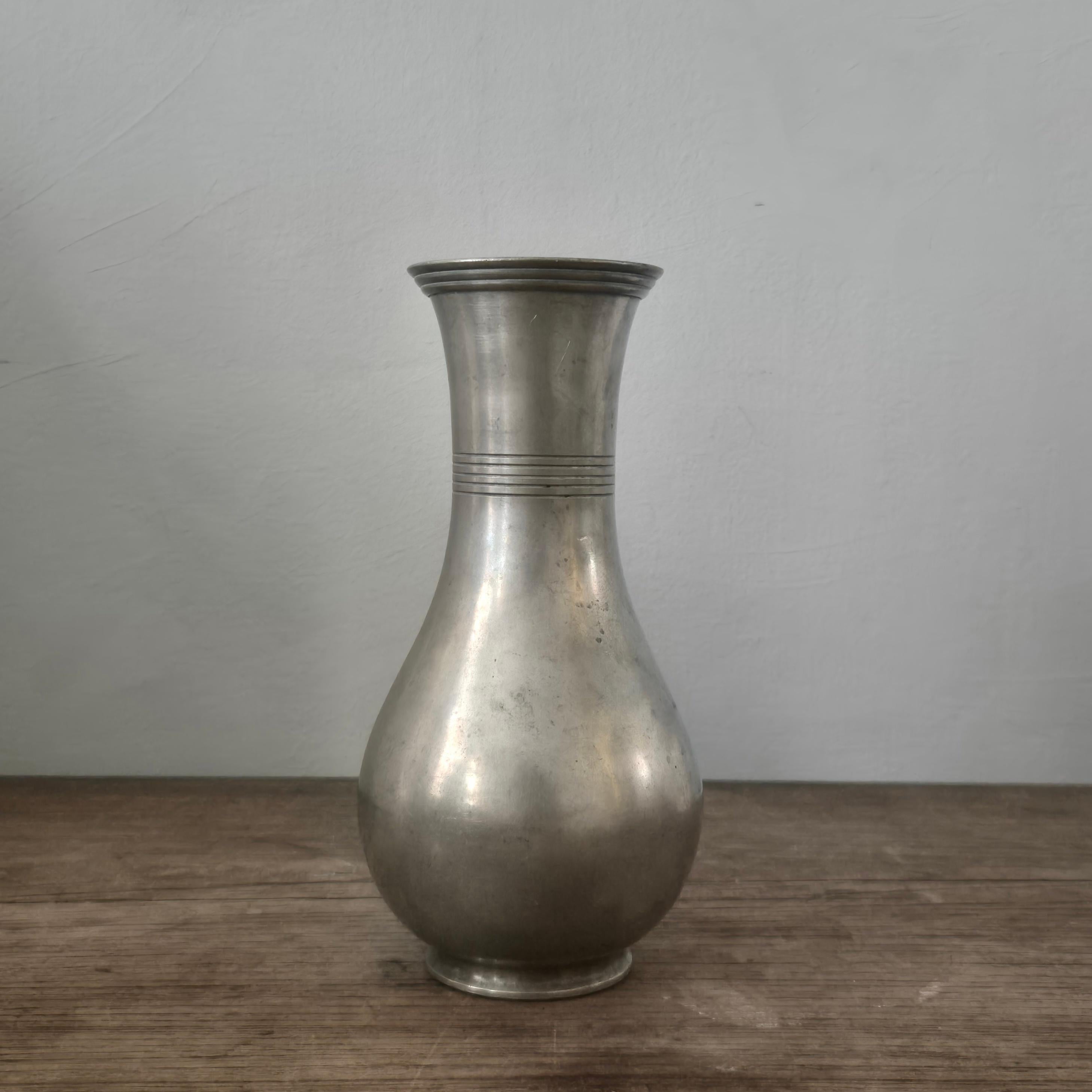 A timeless, decorative vase in pewter with decor of stripes, by Guldaktiebolaget, Swedish funkis/functionalim 1930s. 

Bottom with hallmarks. In good condition, smaller signs of age, A small spott of scratches, please see pictures. 