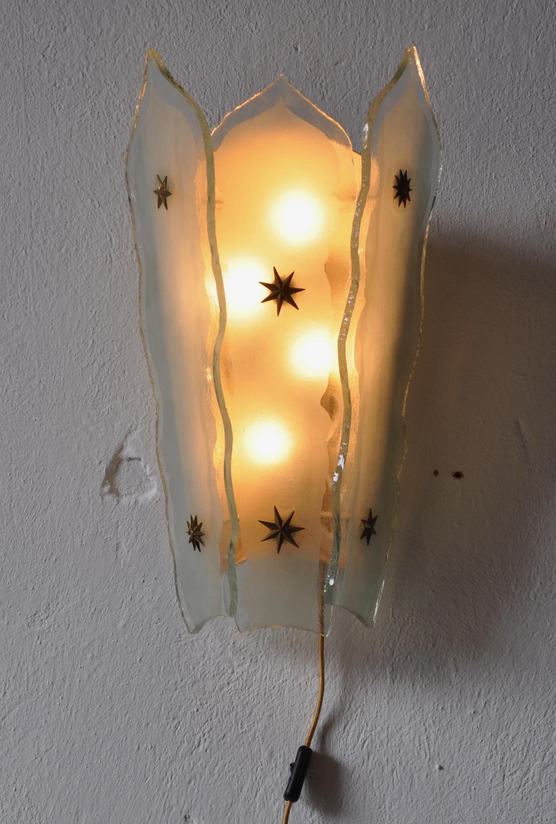 Swedish grace, wall light, 1920s made in Sweden

Slight chip on one glass. 

rewired, works excellent.