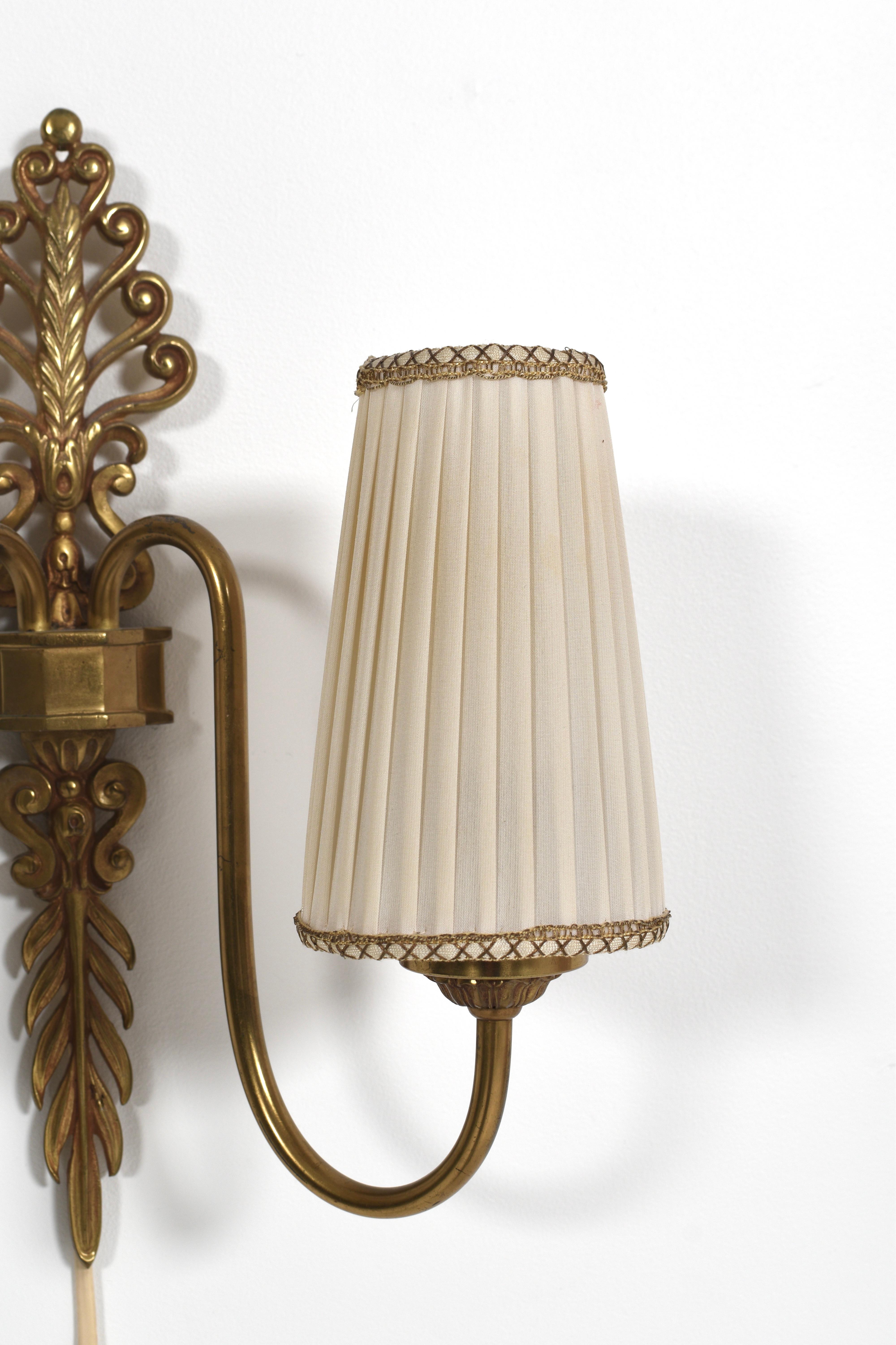 Applique murale Grace suédoise avec cadre en laiton et abat-jour plissé, Suède, années 1940 en vente 4