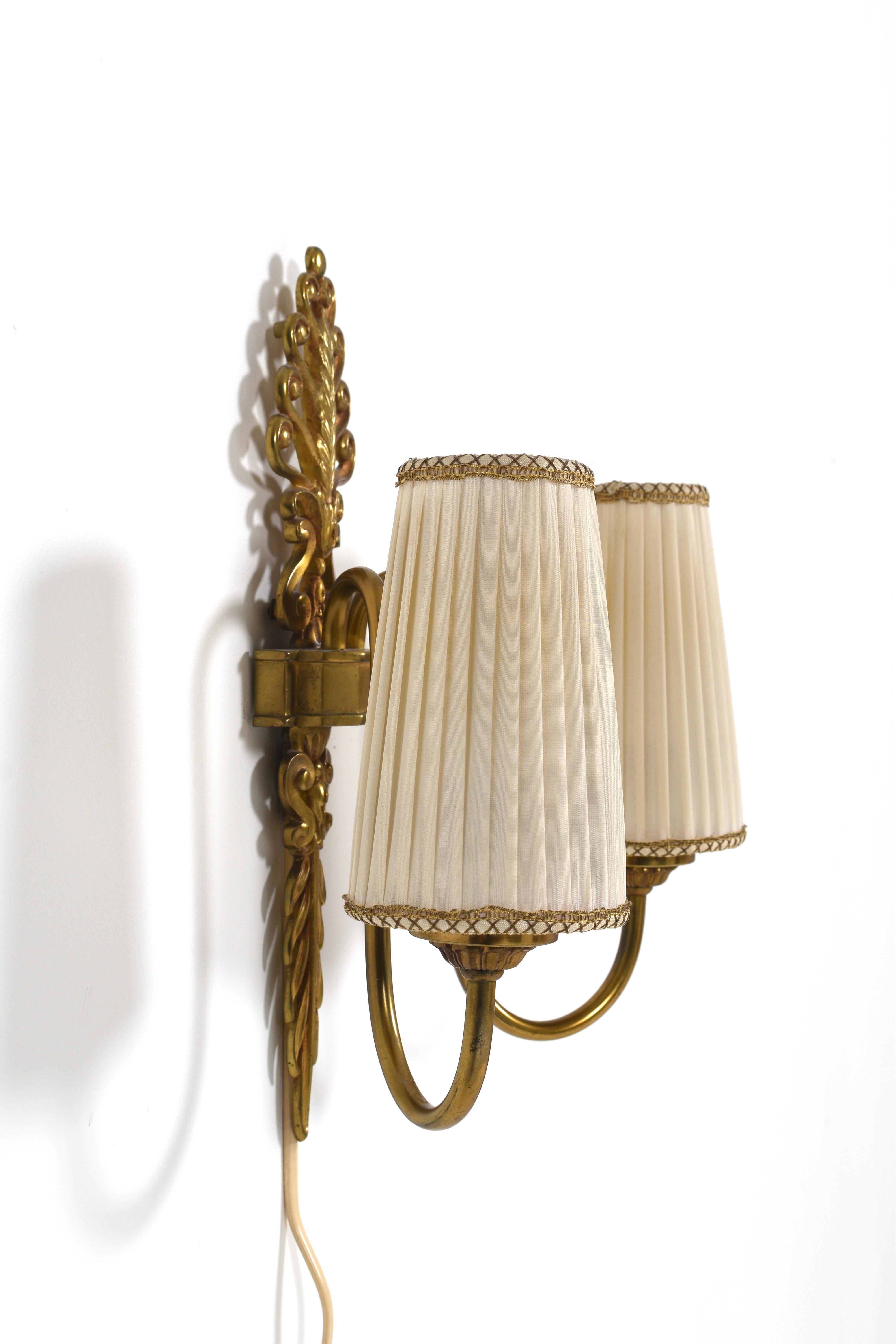Applique murale Grace suédoise avec cadre en laiton et abat-jour plissé, Suède, années 1940 en vente 5