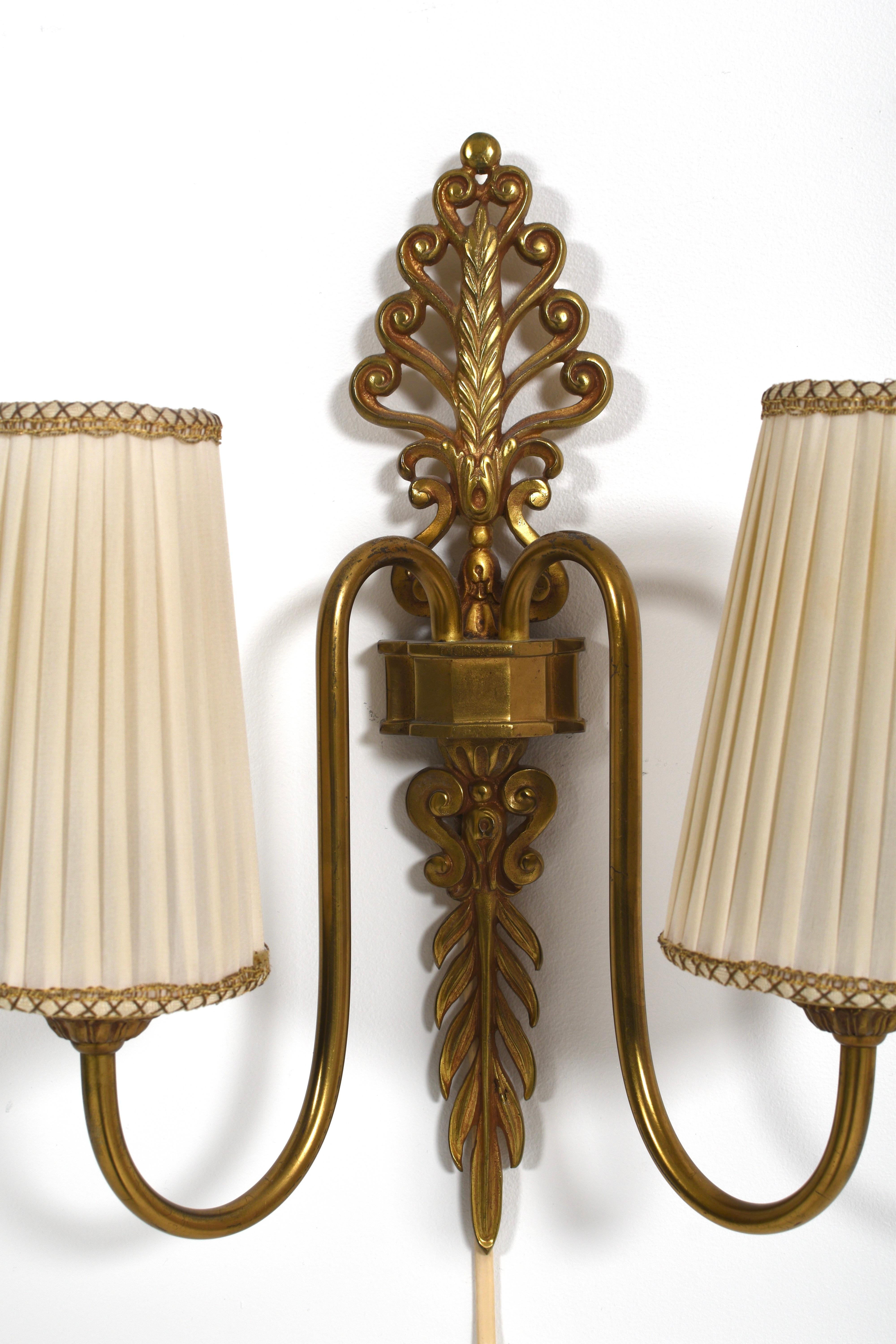 Applique murale Grace suédoise avec cadre en laiton et abat-jour plissé, Suède, années 1940 en vente 7