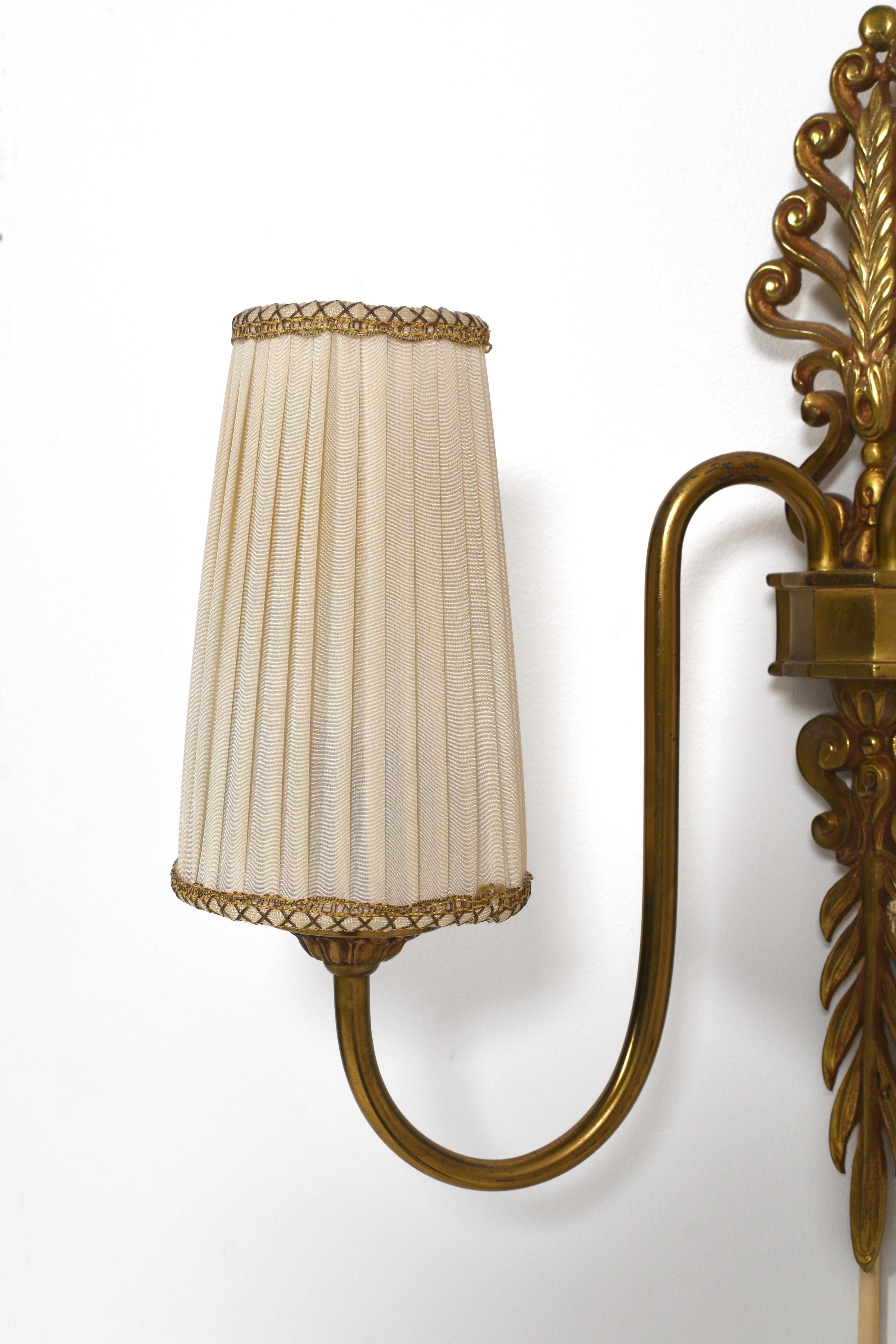Scandinave moderne Applique murale Grace suédoise avec cadre en laiton et abat-jour plissé, Suède, années 1940 en vente