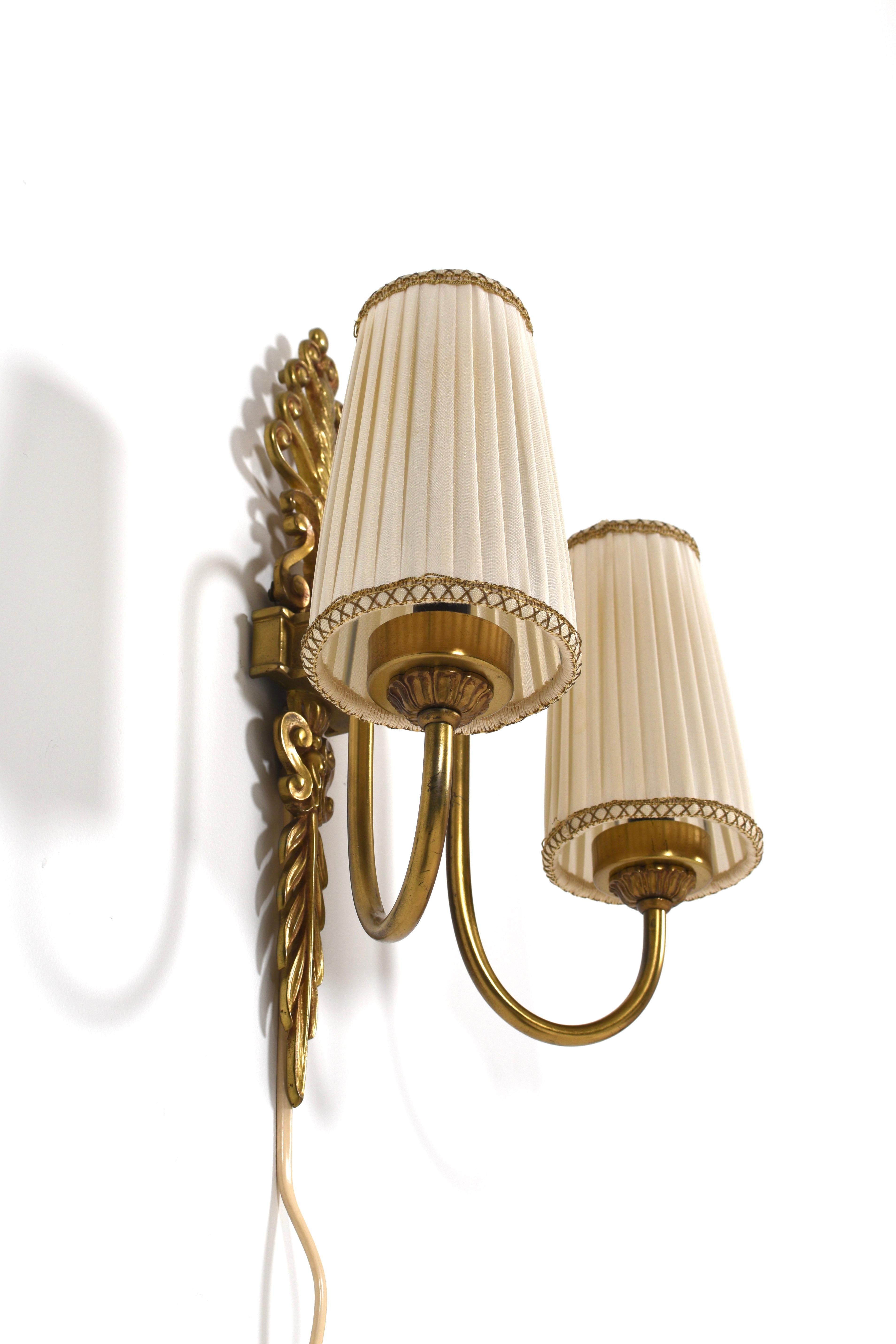 Applique murale Grace suédoise avec cadre en laiton et abat-jour plissé, Suède, années 1940 Bon état - En vente à Göteborg, SE