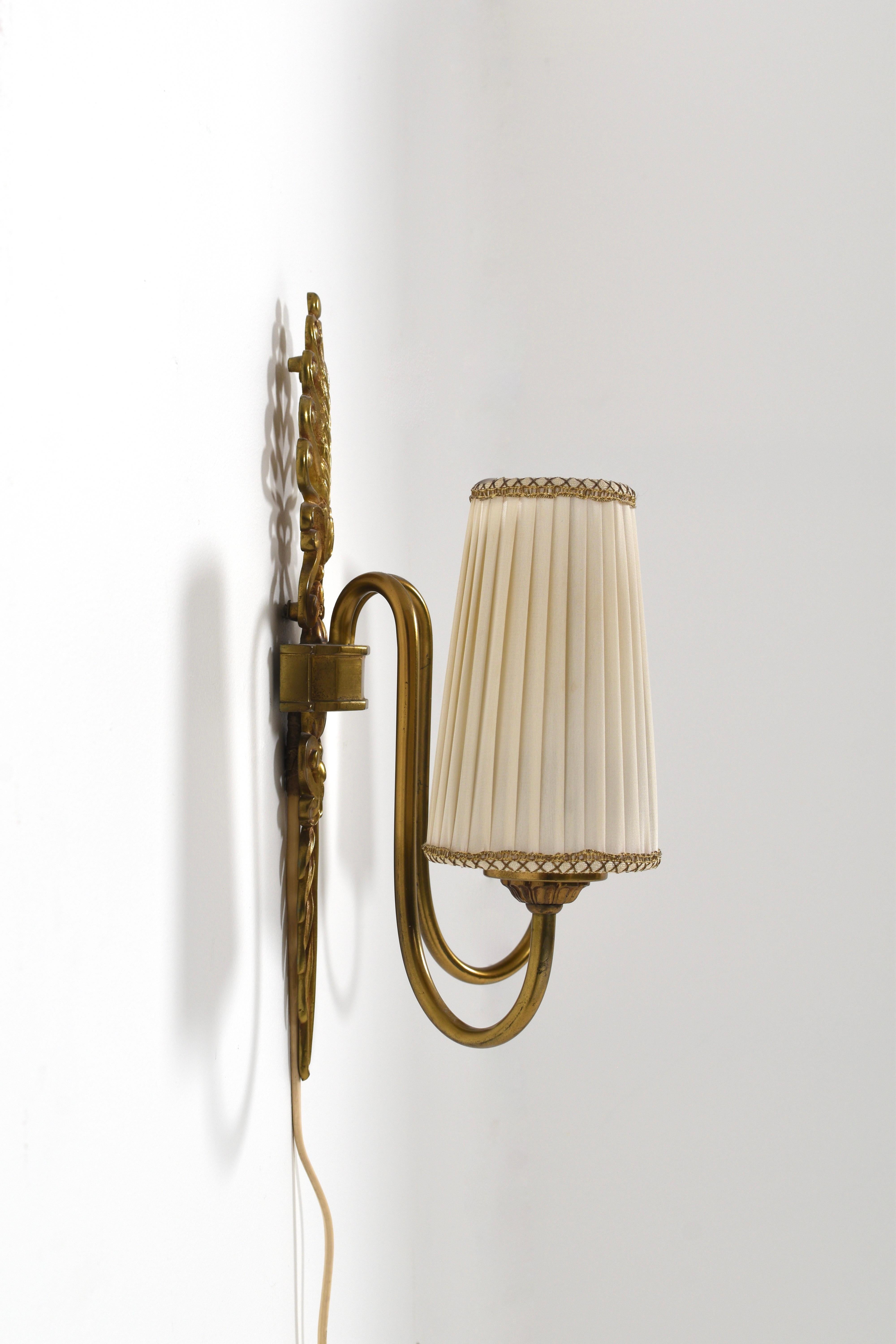 Milieu du XXe siècle Applique murale Grace suédoise avec cadre en laiton et abat-jour plissé, Suède, années 1940 en vente