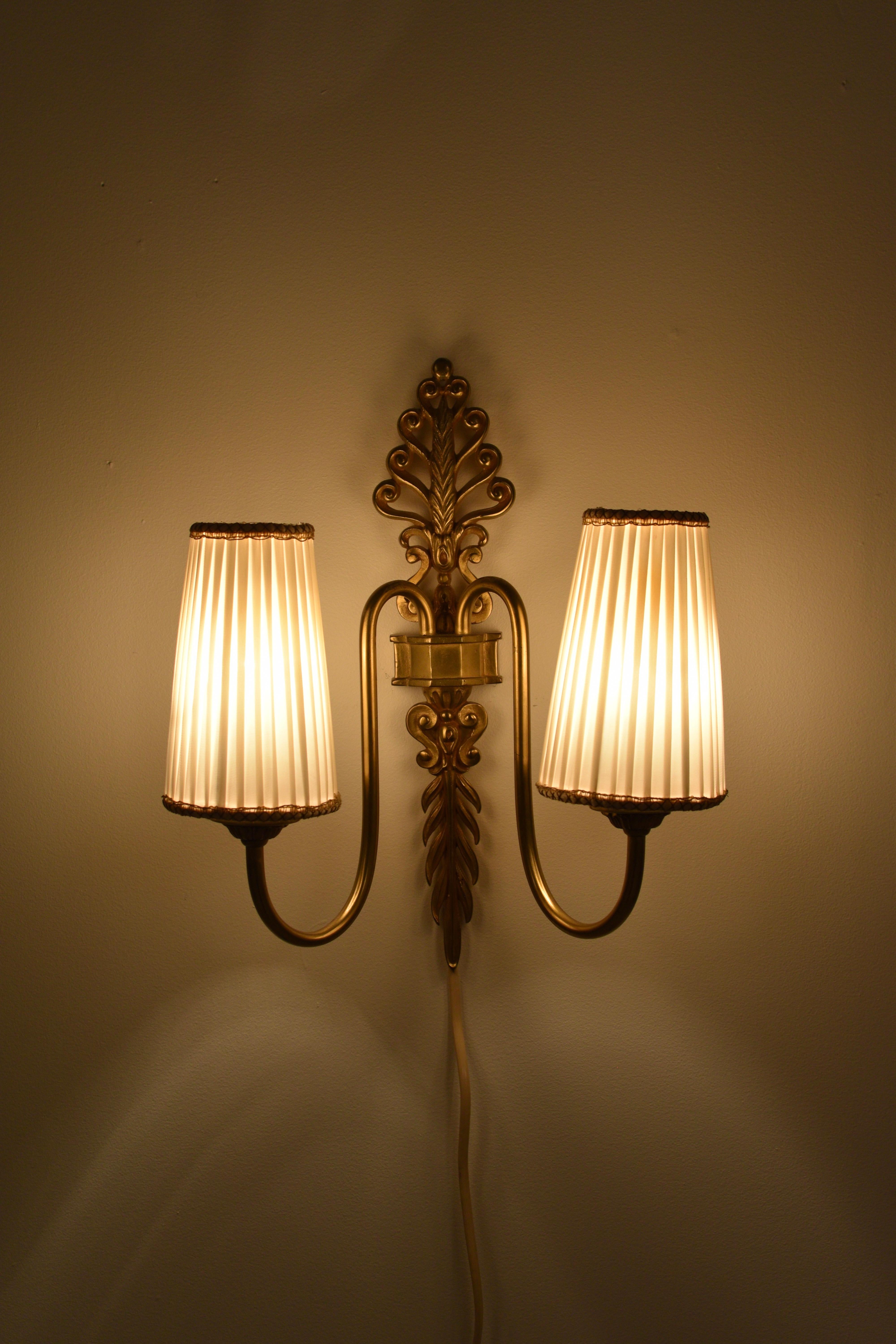 Laiton Applique murale Grace suédoise avec cadre en laiton et abat-jour plissé, Suède, années 1940 en vente