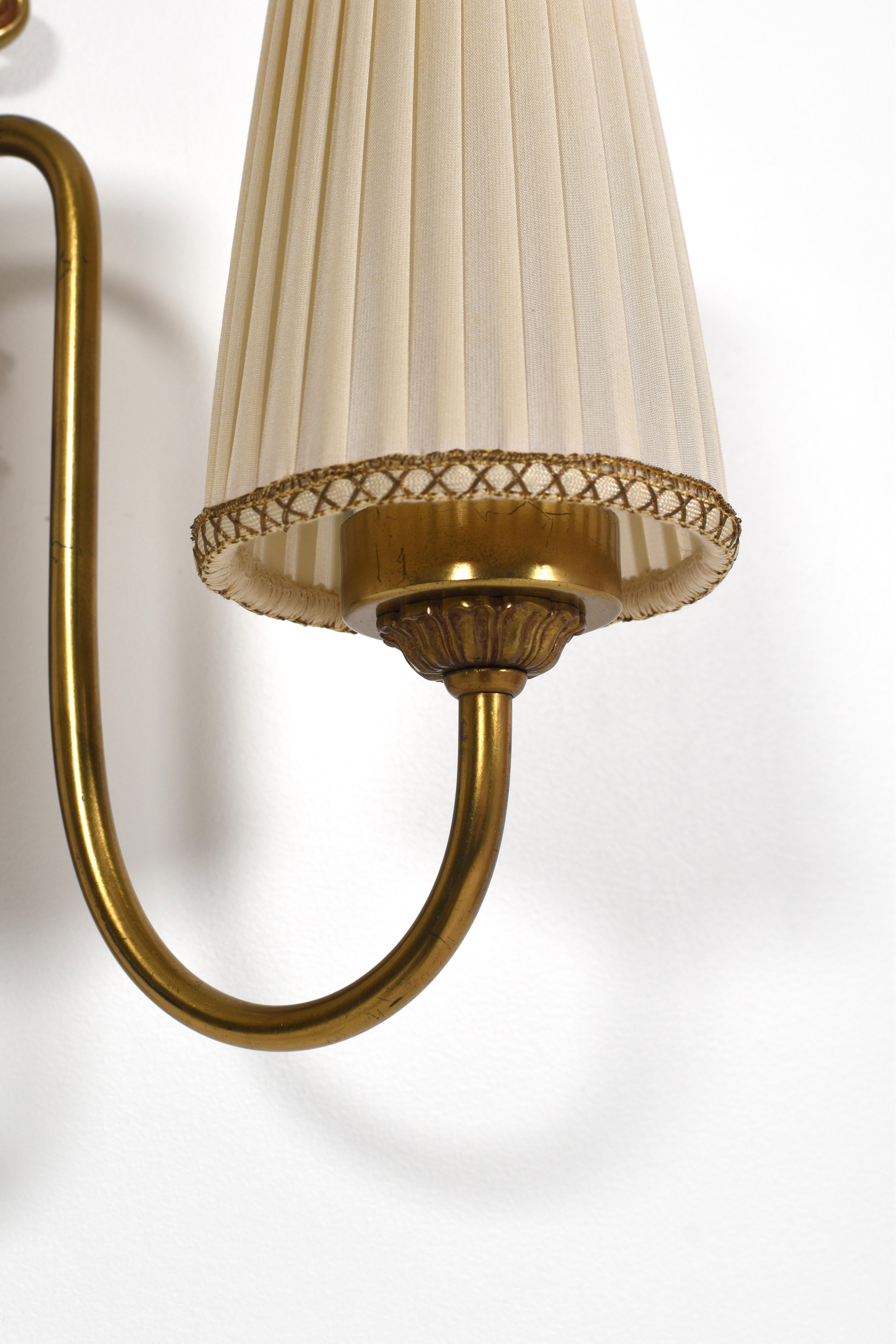 Applique murale Grace suédoise avec cadre en laiton et abat-jour plissé, Suède, années 1940 en vente 3