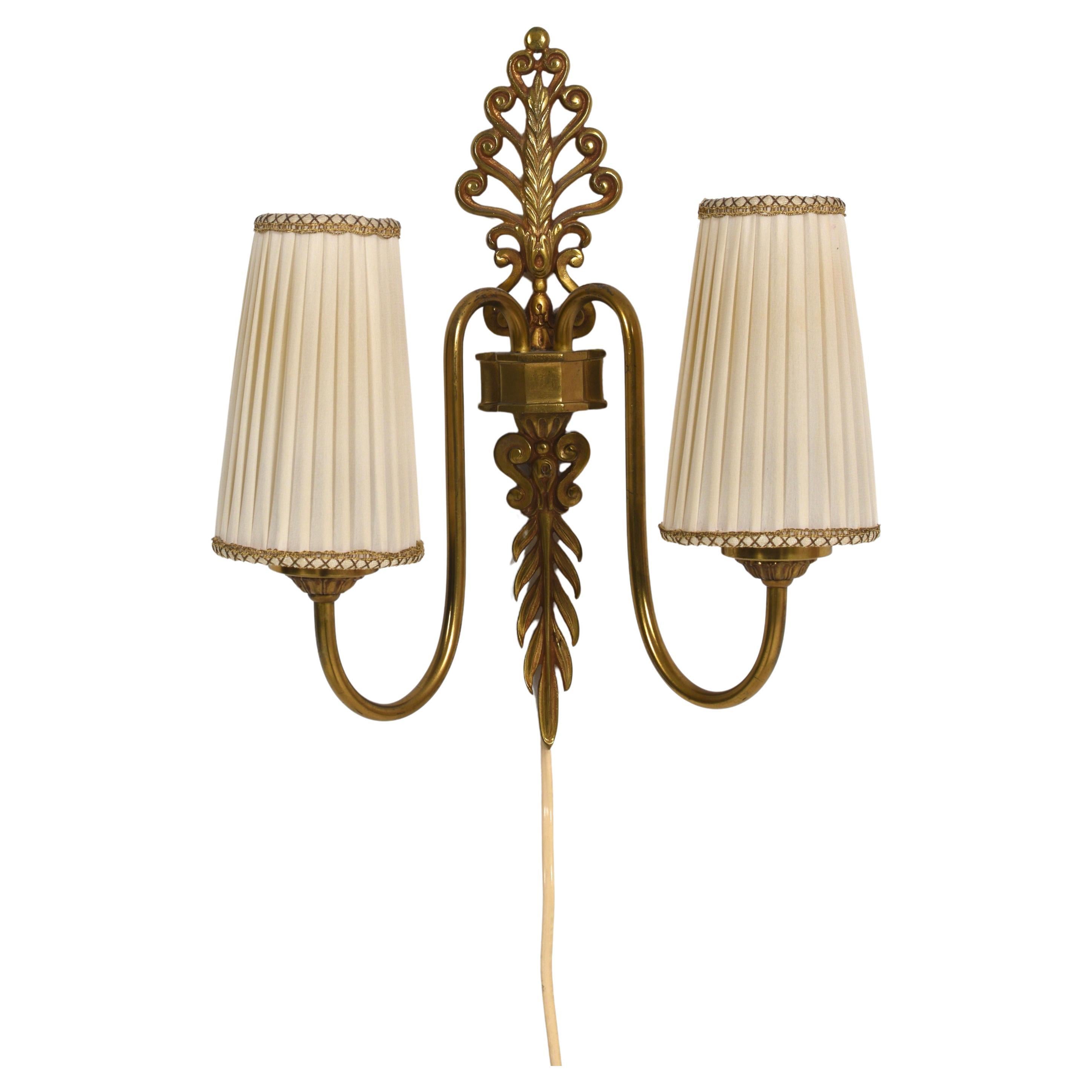 Applique murale Grace suédoise avec cadre en laiton et abat-jour plissé, Suède, années 1940