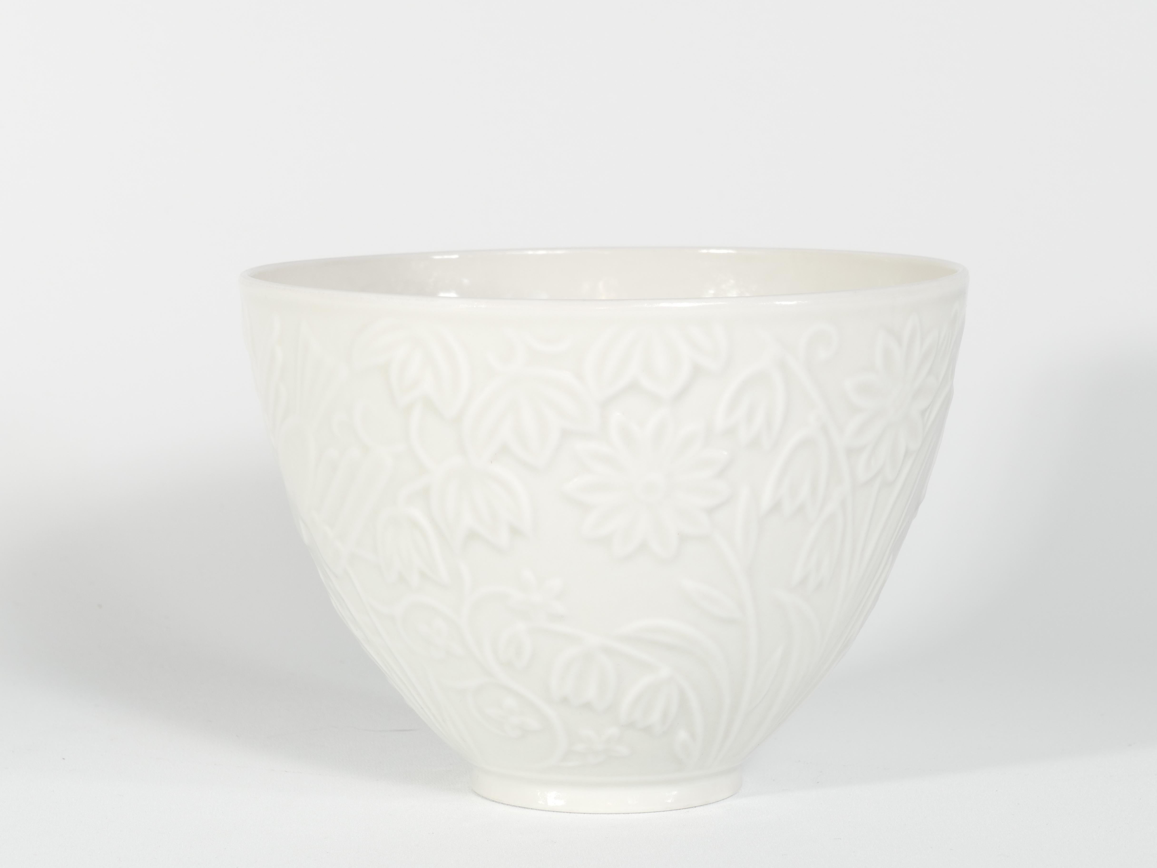 Fait main Motif floral suédois Grace en porcelaine blanche  Bol de Gunnar Nylund, ALP, années 1940 en vente