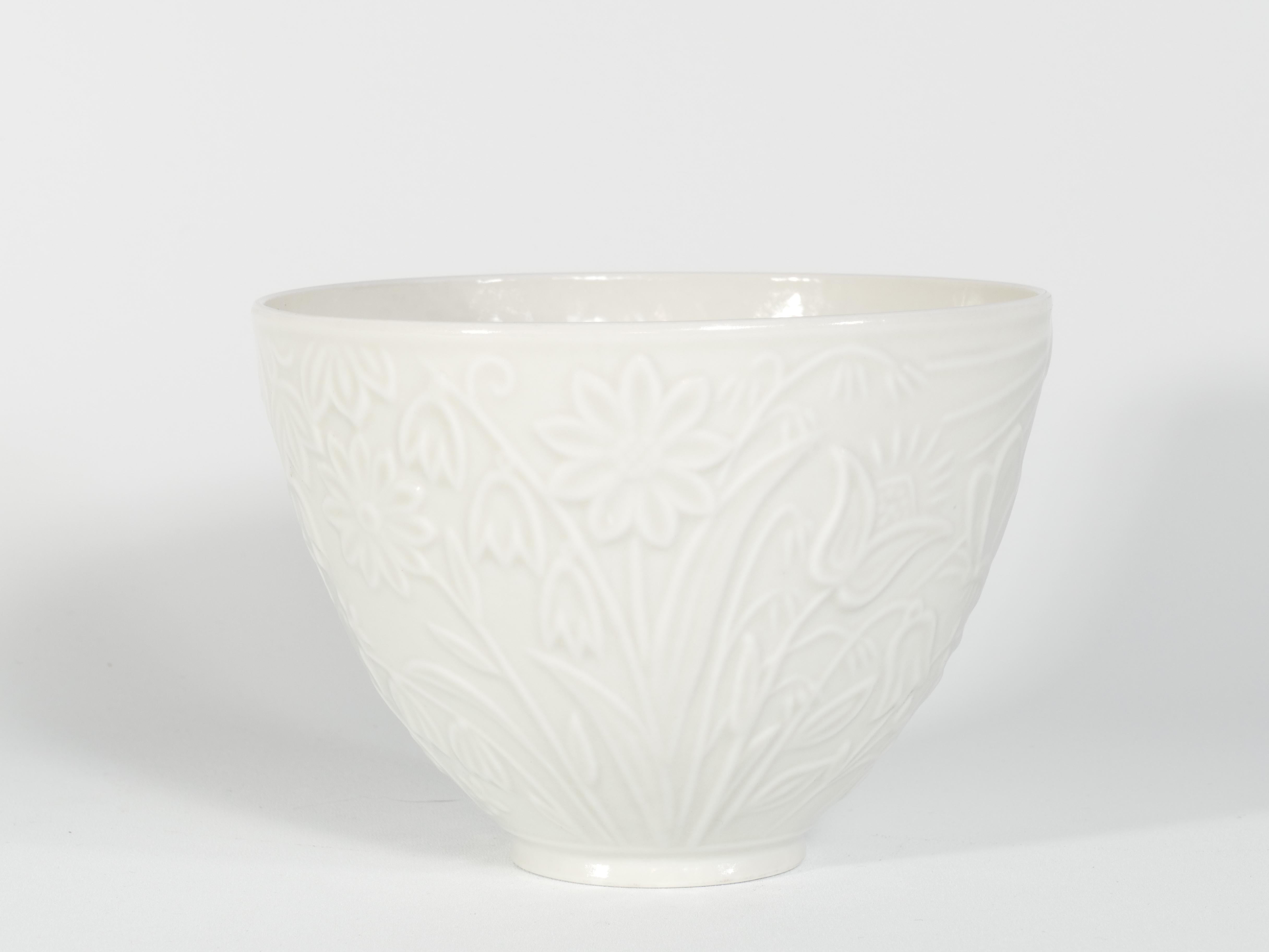 Swedish Grace White Porcelain Flower Motif  Bowl by Gunnar Nylund , ALP, 1940's In Good Condition For Sale In Grythyttan, SE