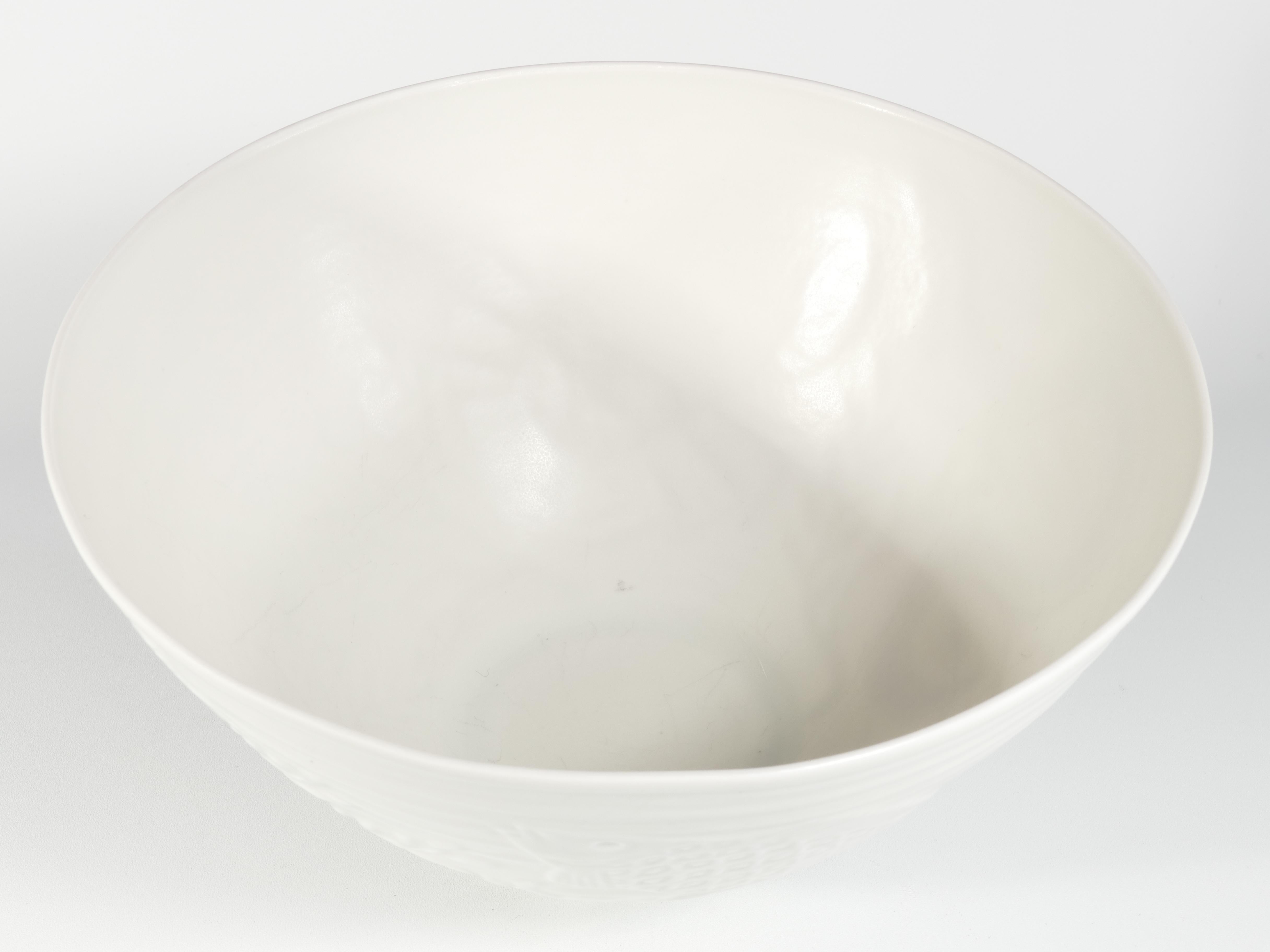 Porcelaine blanche suédoise Grace sur le thème de la mer  Bol de Gunnar Nylund pour ALP, années 1940 en vente 10