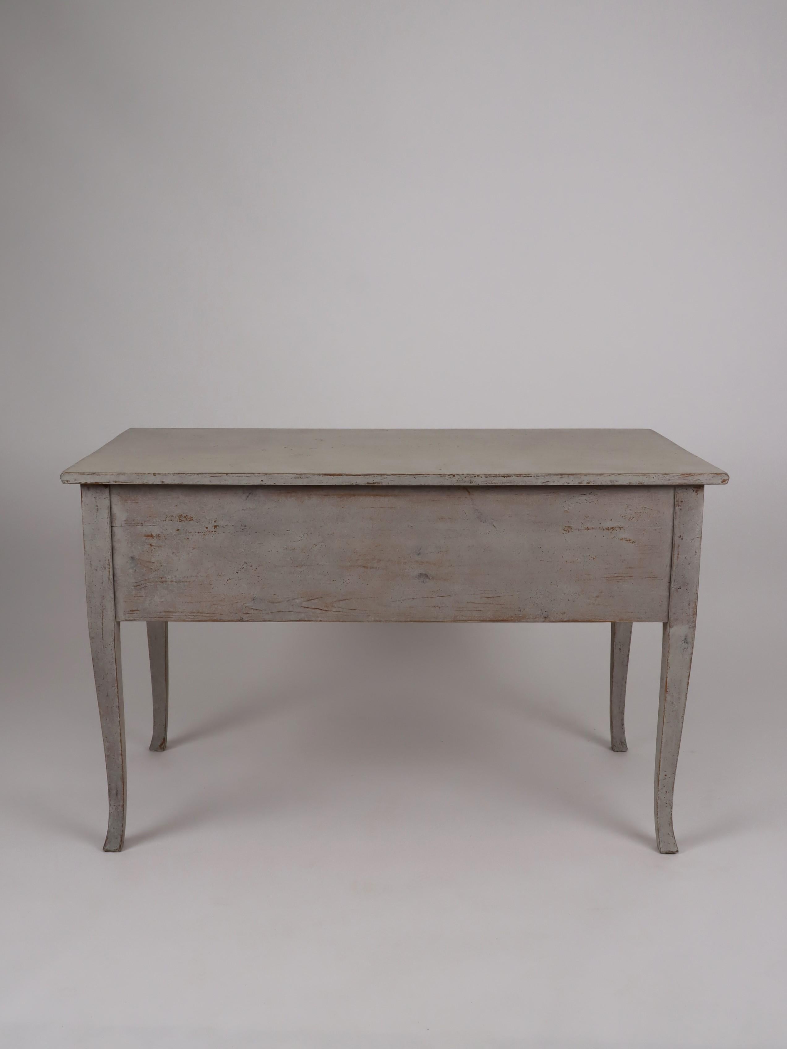Swedish Gray Cream Painted Desk with Five Carved Reeded Drawers, 20th Century For Sale 6