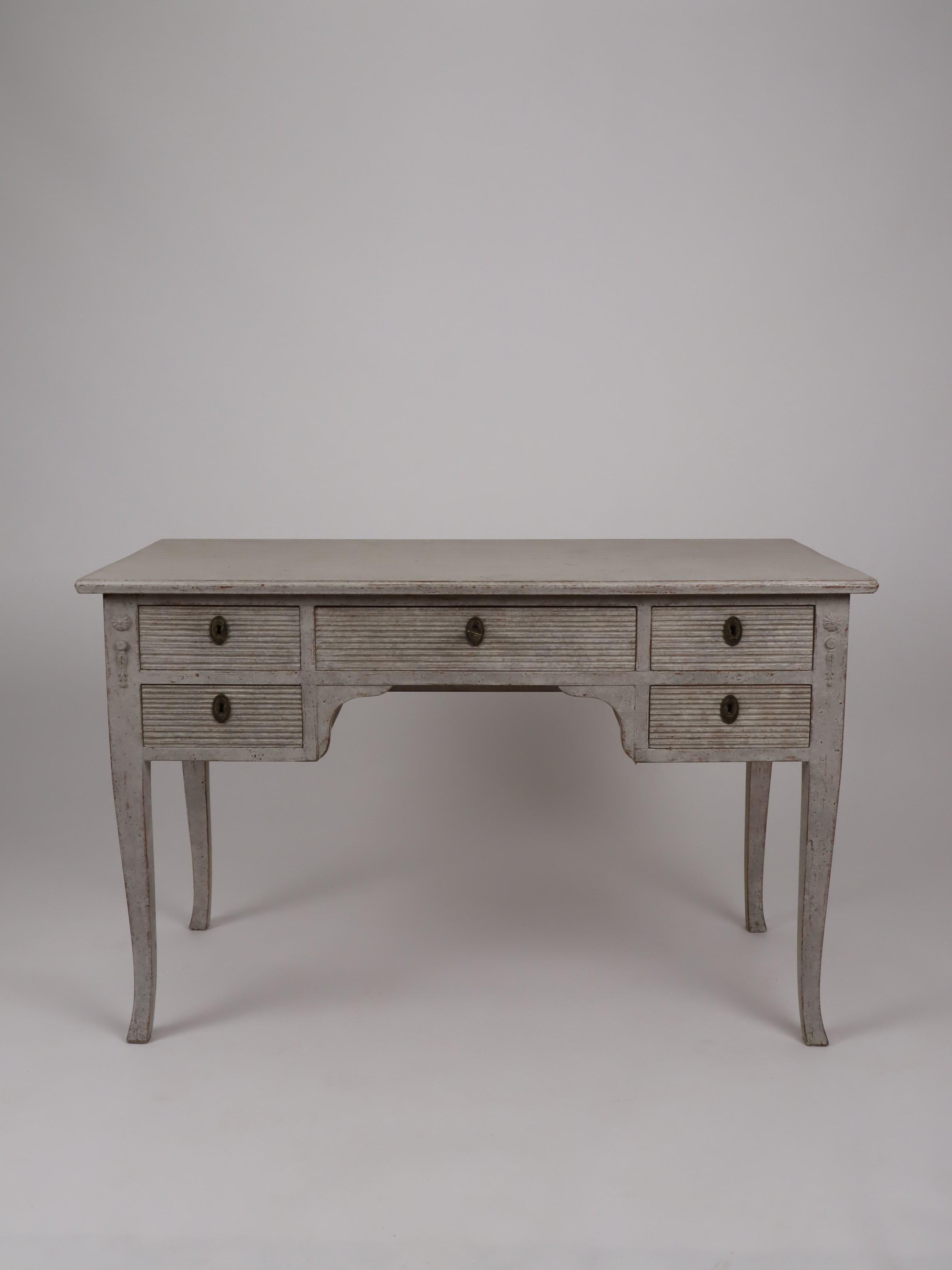 Swedish Gray Cream Painted Desk with Five Carved Reeded Drawers, 20th Century For Sale 7