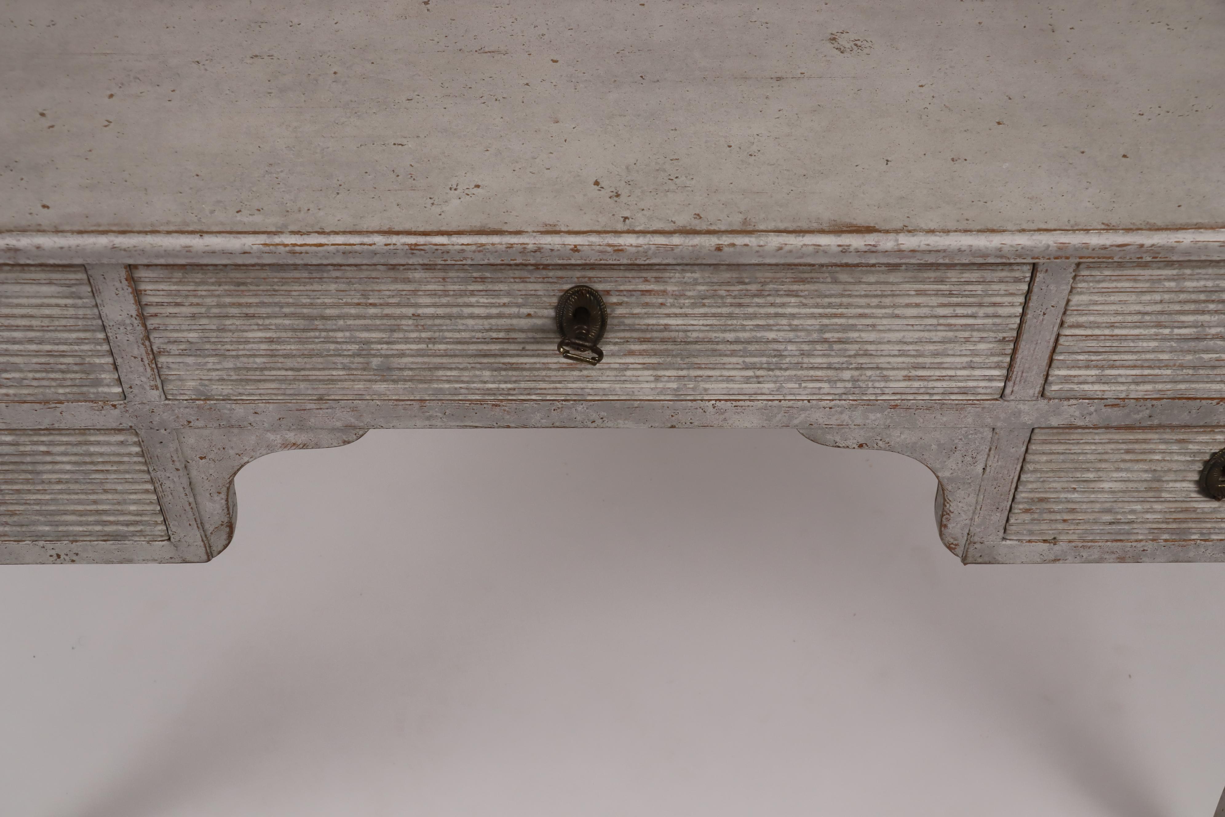 Swedish Gray Cream Painted Desk with Five Carved Reeded Drawers, 20th Century 8