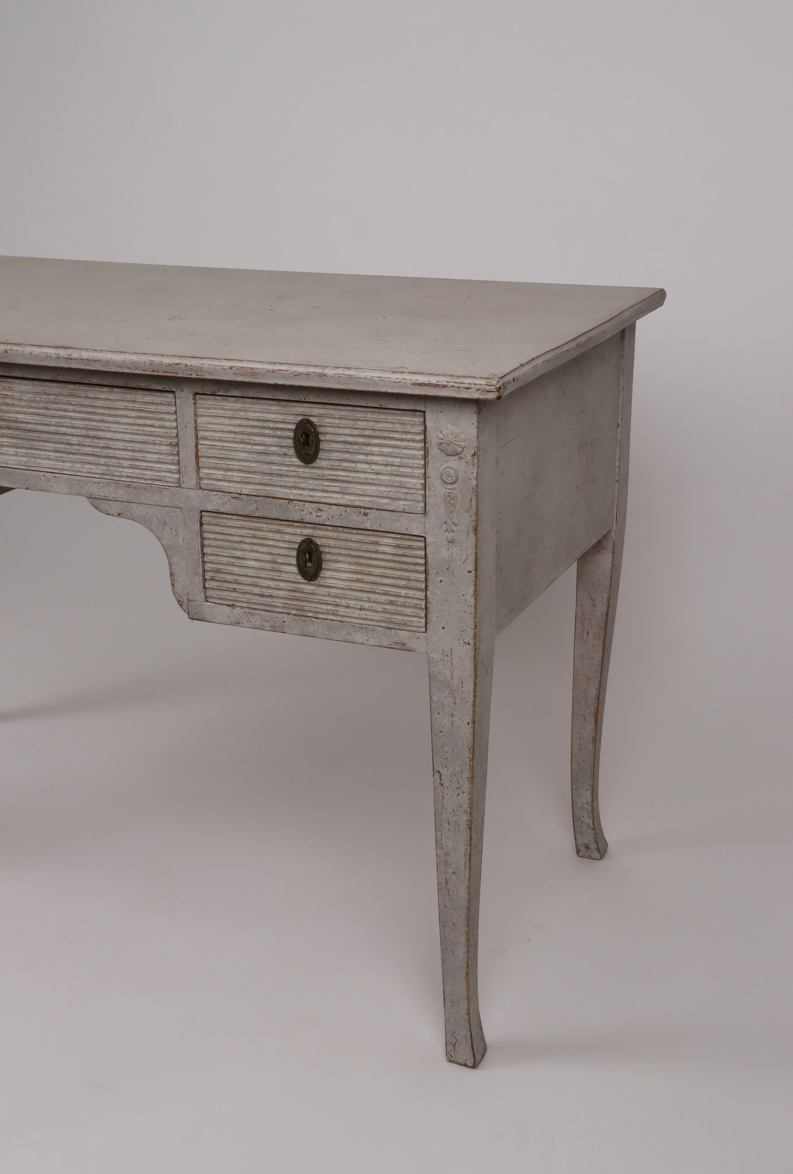 Swedish Gray Cream Painted Desk with Five Carved Reeded Drawers, 20th Century In Good Condition For Sale In Atlanta, GA