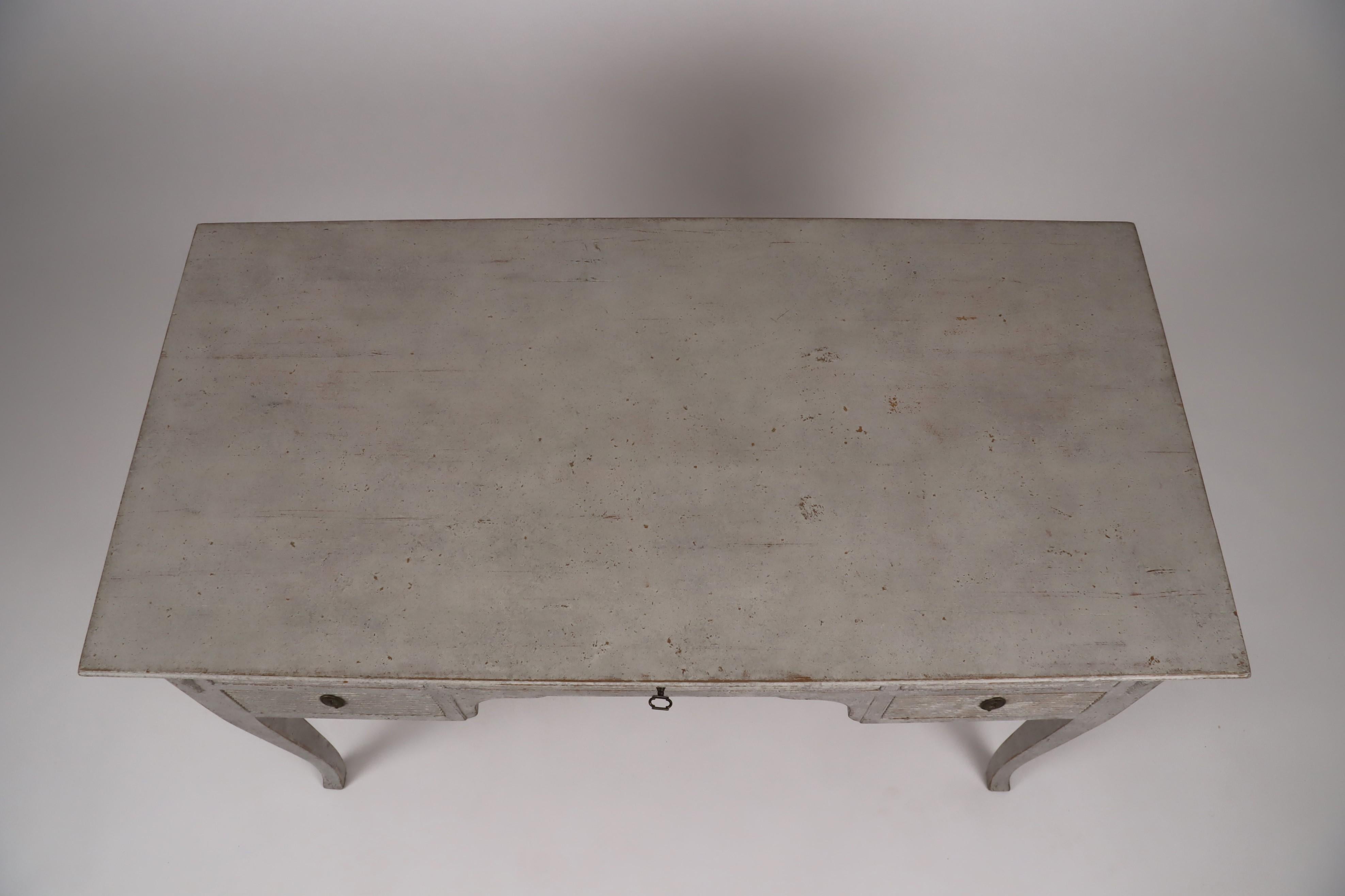 Wood Swedish Gray Cream Painted Desk with Five Carved Reeded Drawers, 20th Century For Sale