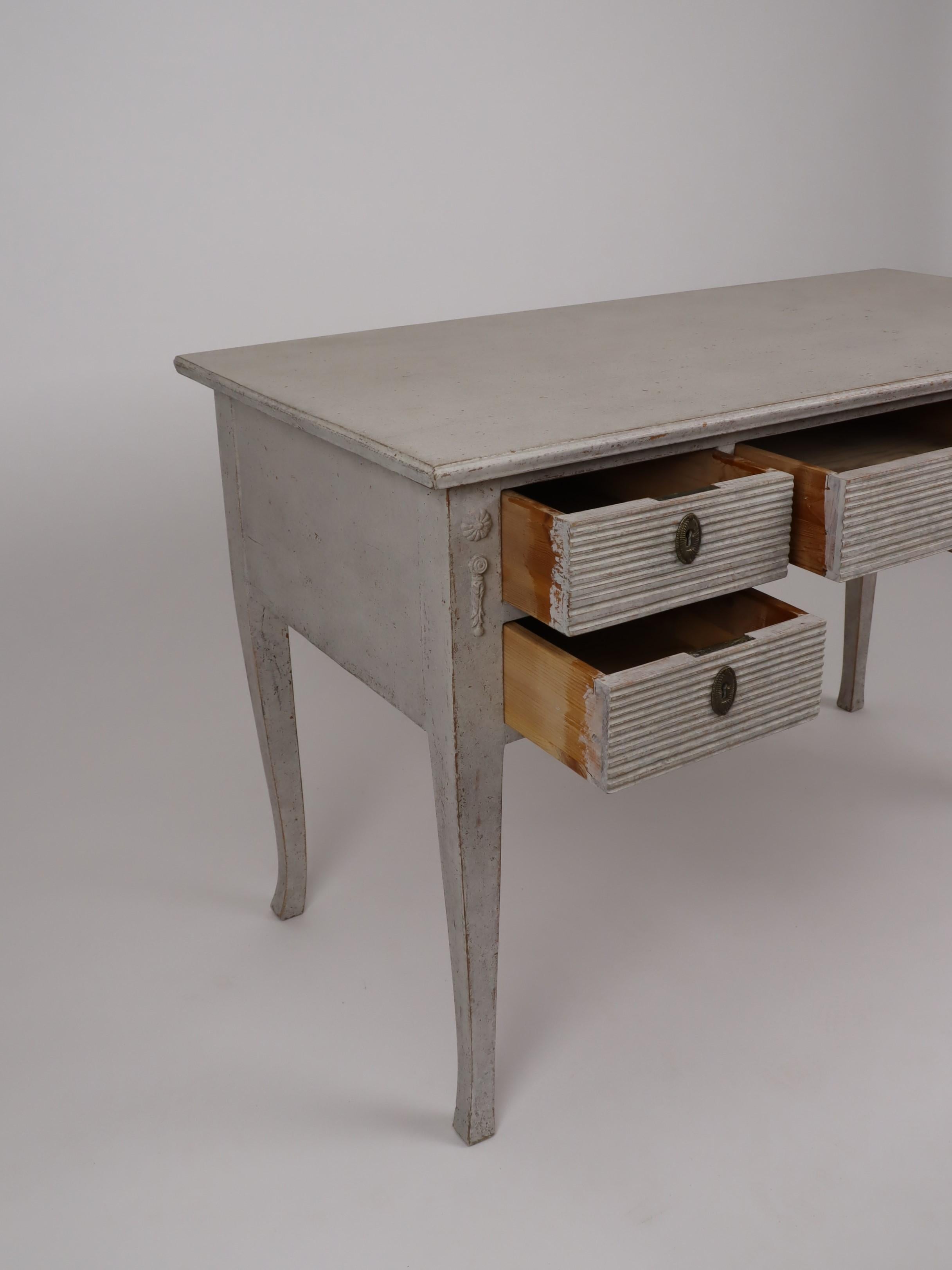 Swedish Gray Cream Painted Desk with Five Carved Reeded Drawers, 20th Century For Sale 3