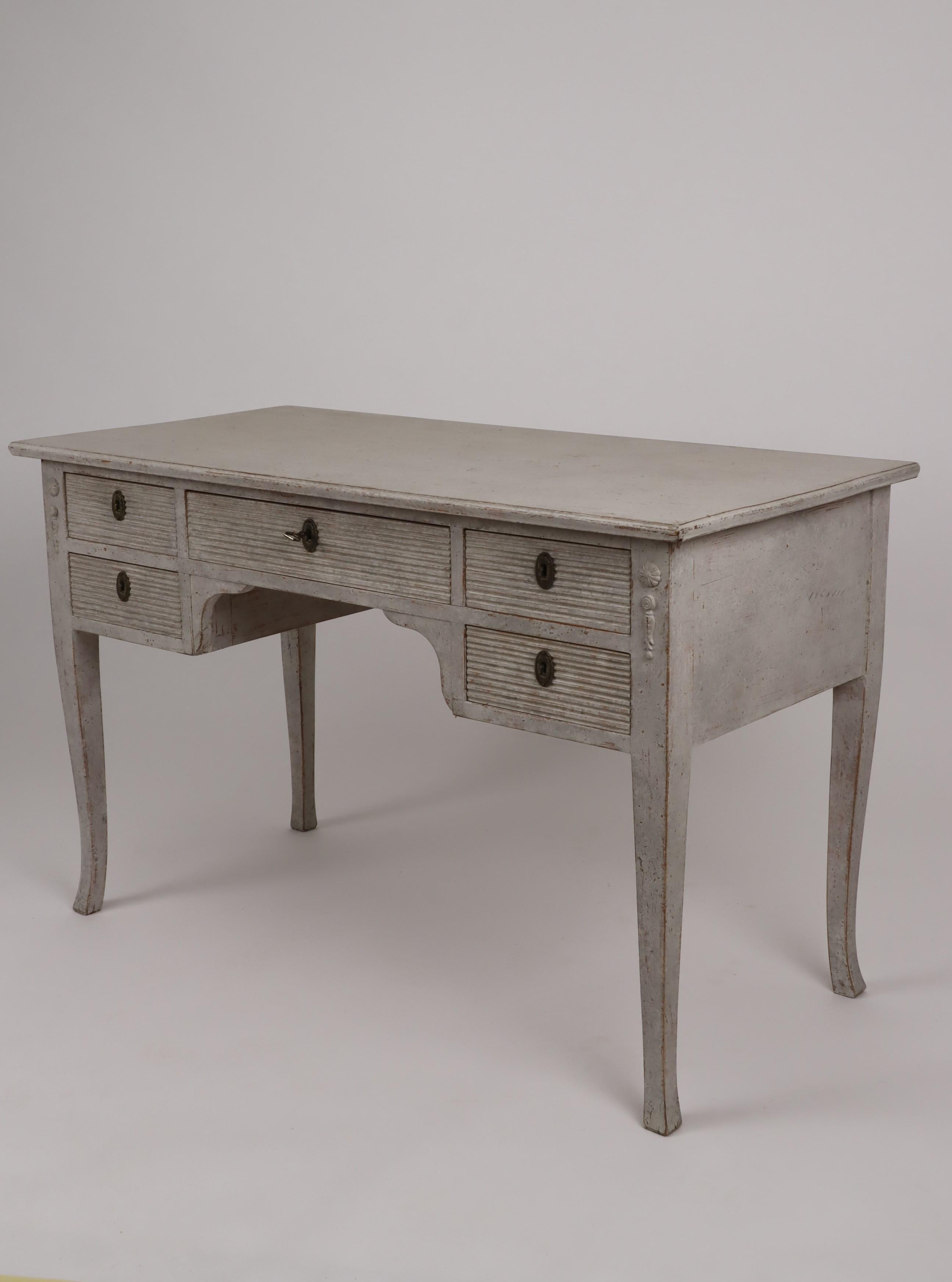 Swedish Gray Cream Painted Desk with Five Carved Reeded Drawers, 20th Century For Sale 4