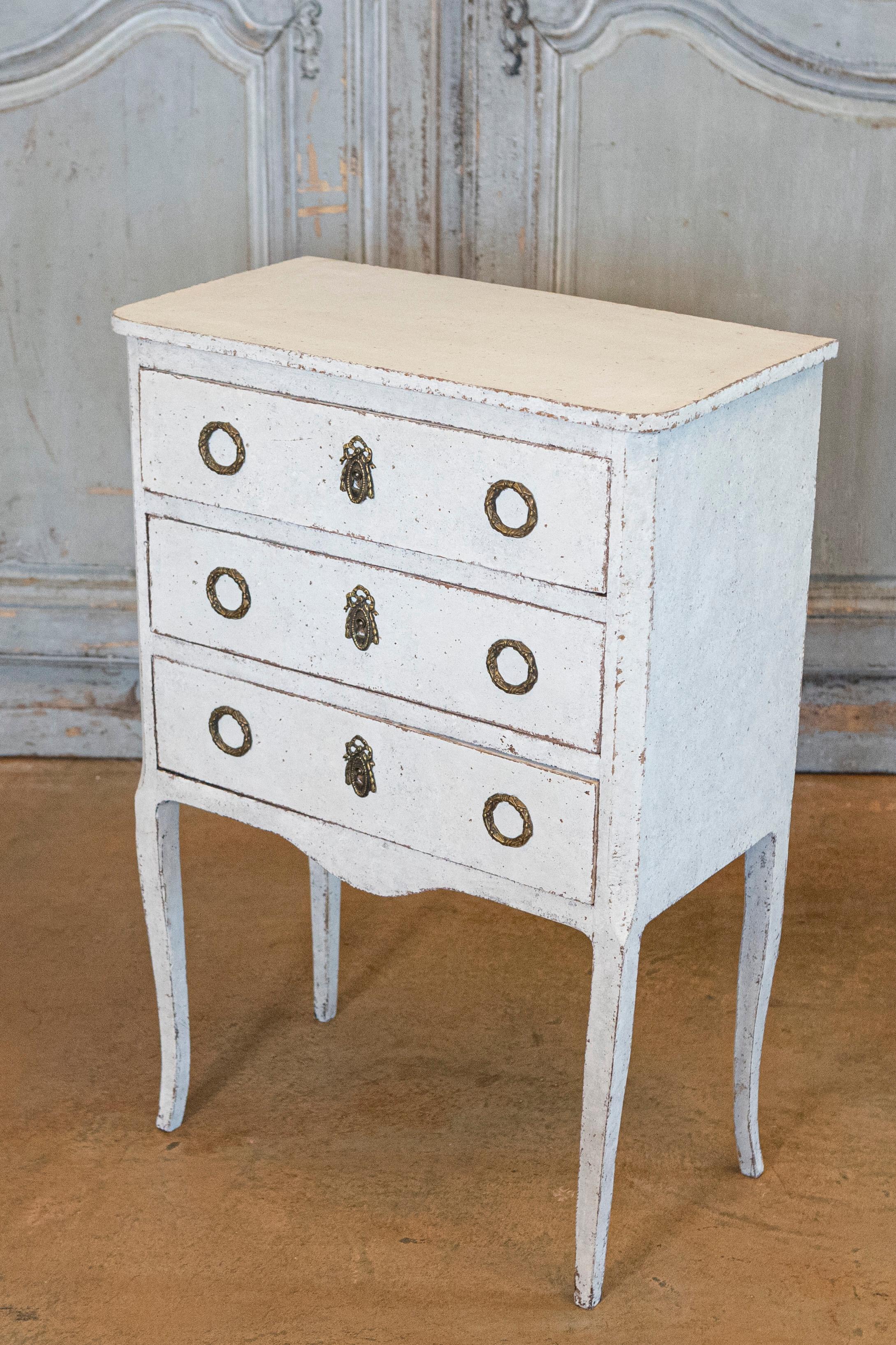 Swedish Gray Painted Bedside Tables with Three Drawers and Cabriole Legs, a Pair For Sale 4