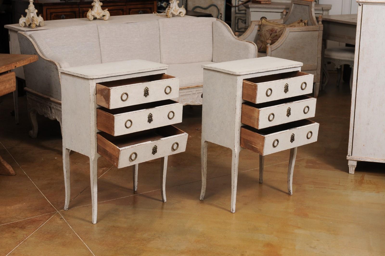 Swedish Gray Painted Bedside Tables with Three Drawers and Cabriole Legs, a Pair In Good Condition In Atlanta, GA