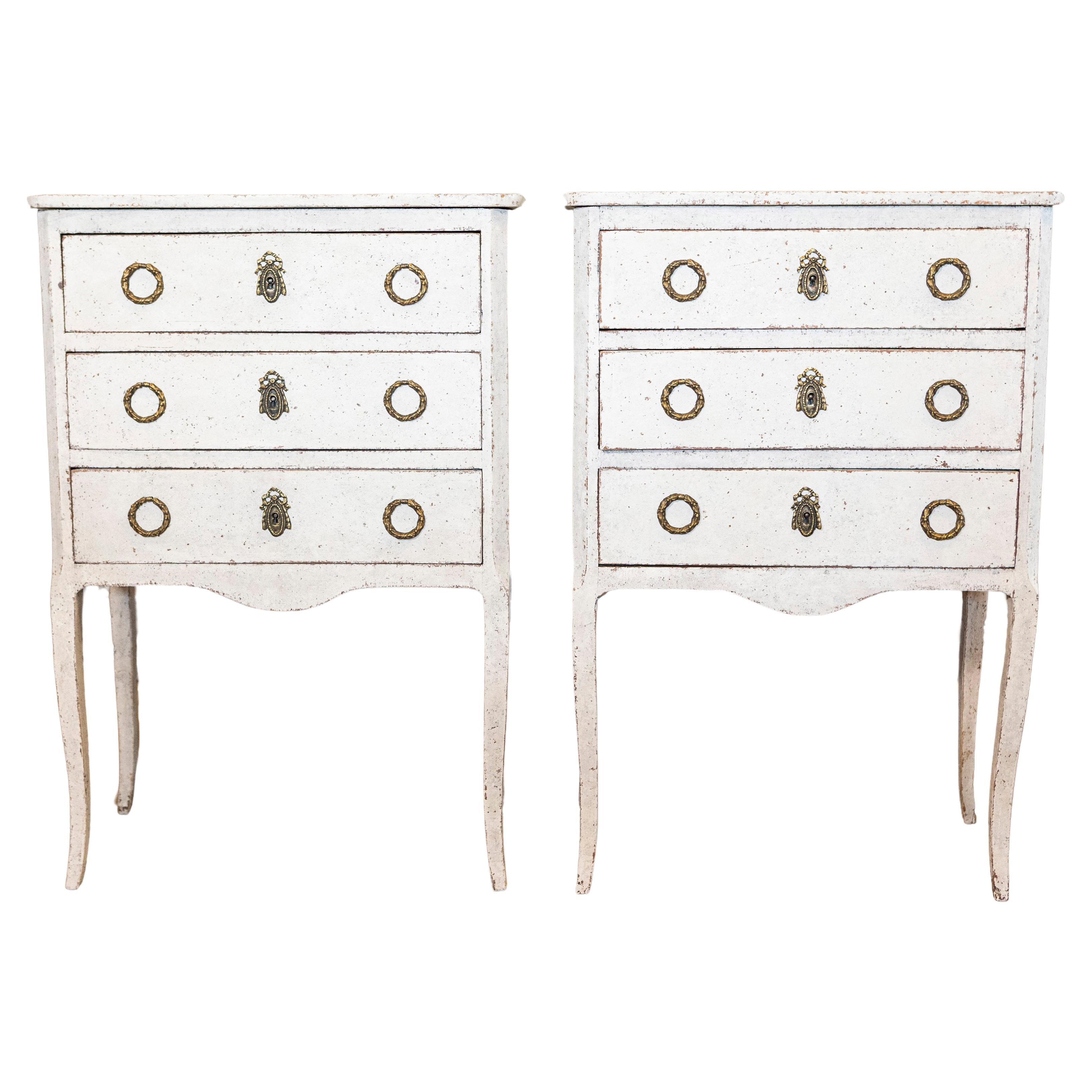 Swedish Gray Painted Bedside Tables with Three Drawers and Cabriole Legs, a Pair For Sale
