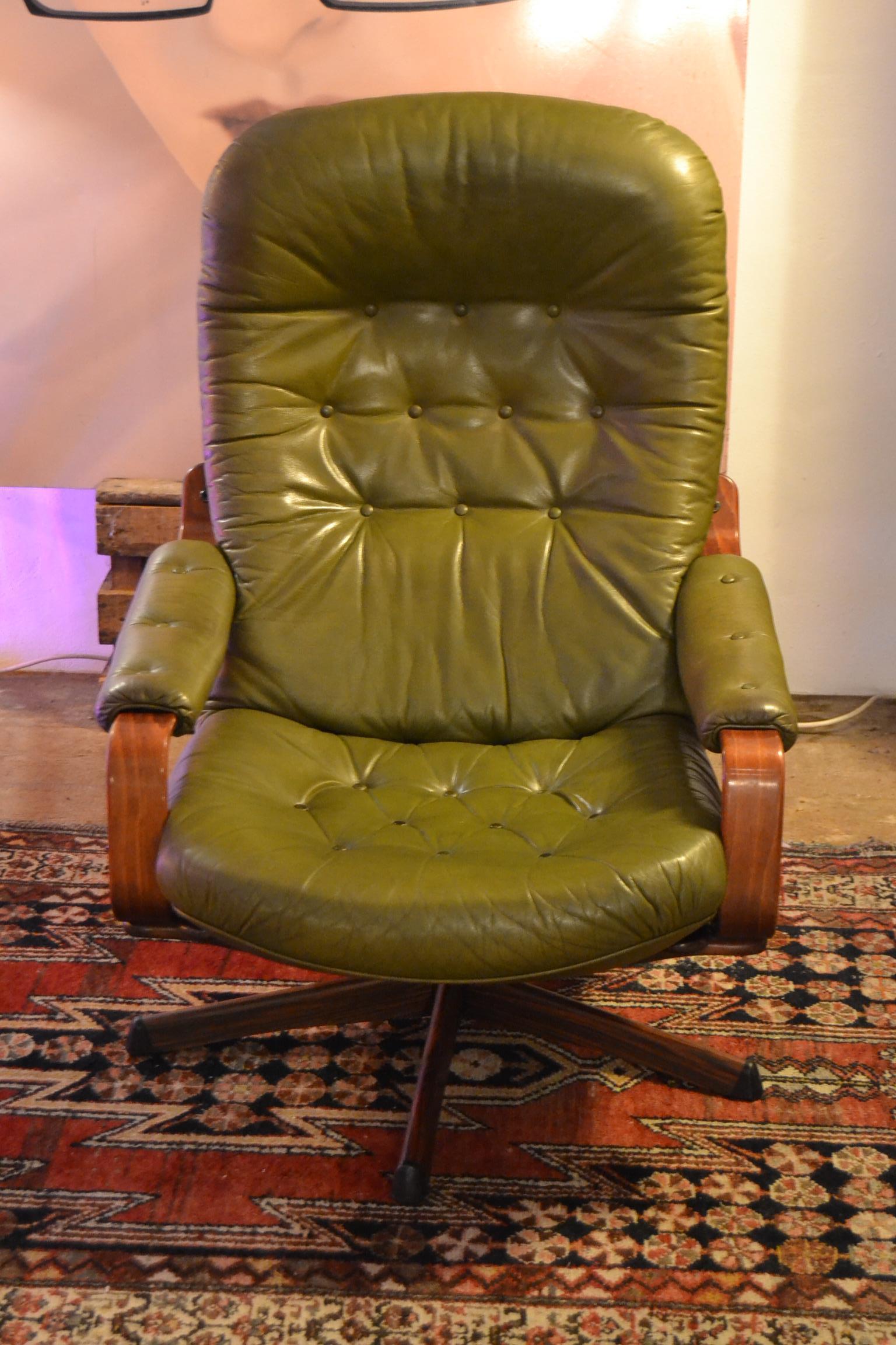 Vintage lounge swivel chair with ottoman from the 1970s,
made by Göte Möbel Nassjo - G-Möbel - Göte Möbler Sweden.
This stylish and relaxing Scandinavian Modern rocking recliner rotating armchair,
has a curved mahogany wooden frame with lattices