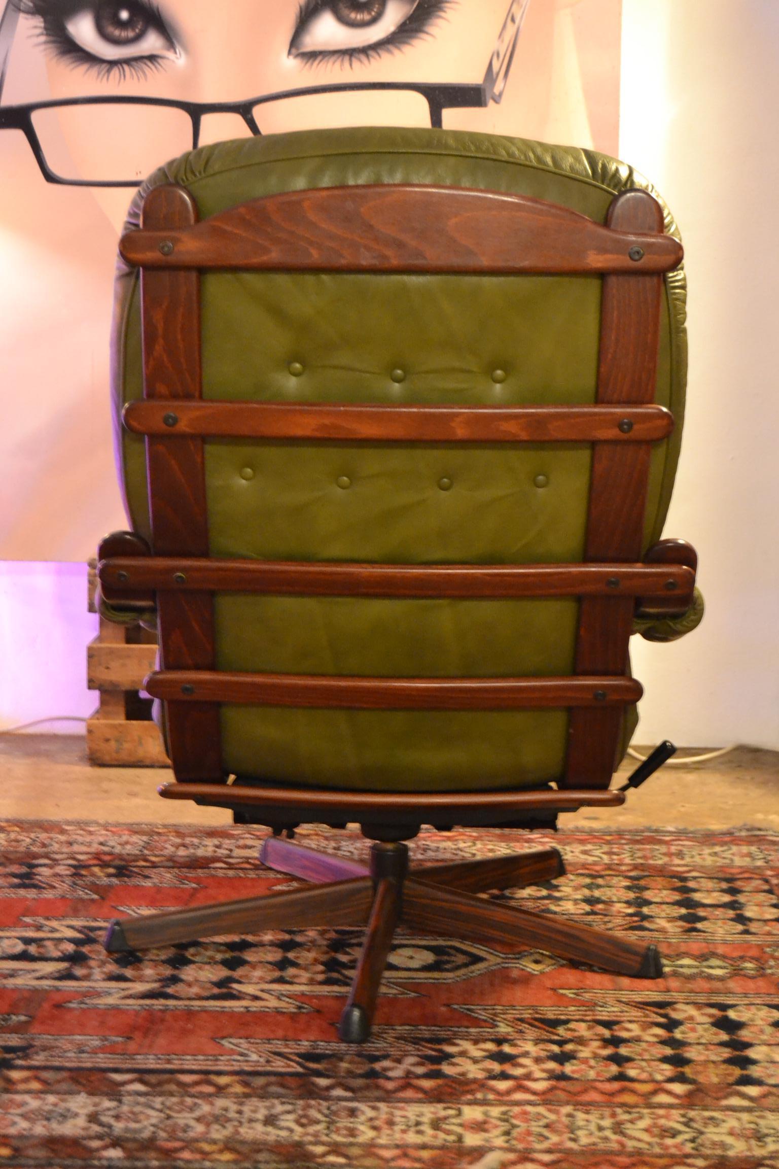 Swedish Green Leather Swivel Chair and Ottoman by Göte Möbel Sweden, 1970s In Good Condition In Antwerp, BE