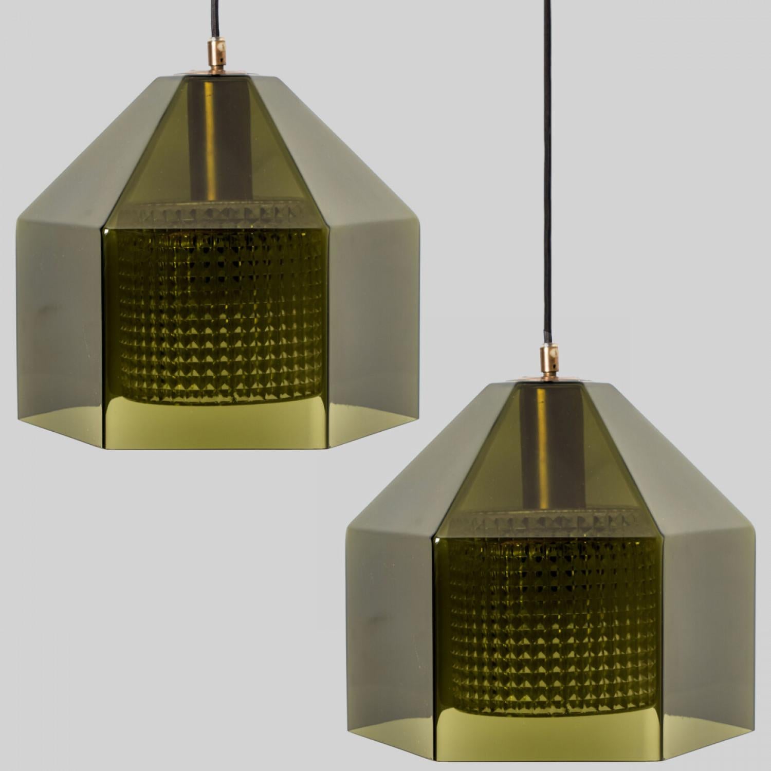 Elegant pendant lamp designed by Carl Fagerlund for Swedish glass company Orrefors, 1960s Sweden. Hexagon shaped with green tinted glass with an internal diffuser in clear pressed glass.
Polished brass fittings and