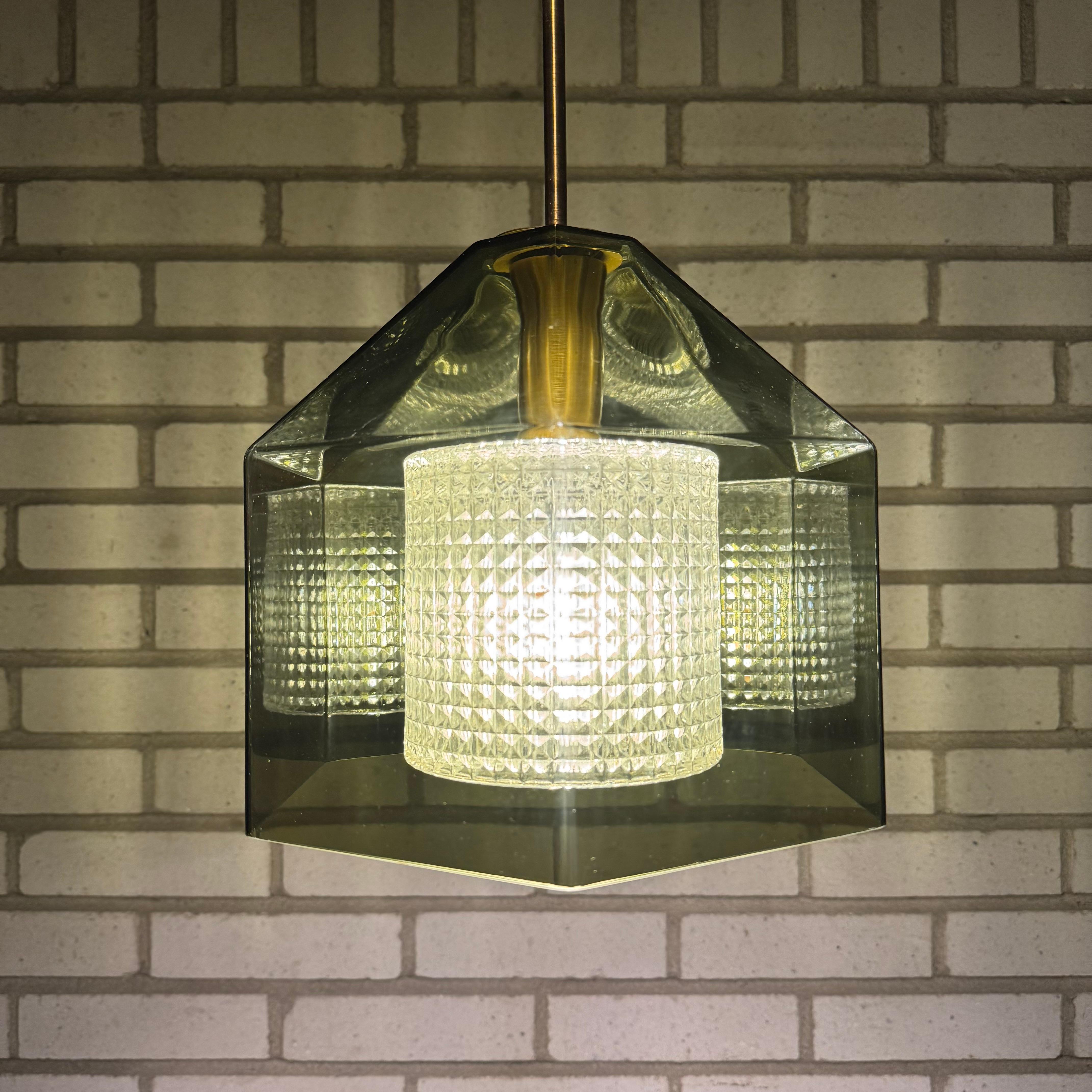 Bellissima ed elegante lampada a sospensione disegnata da Carl Fagerlund per l'azienda svedese di vetro Orrefors. La lampada è stata prodotta negli anni Sessanta.