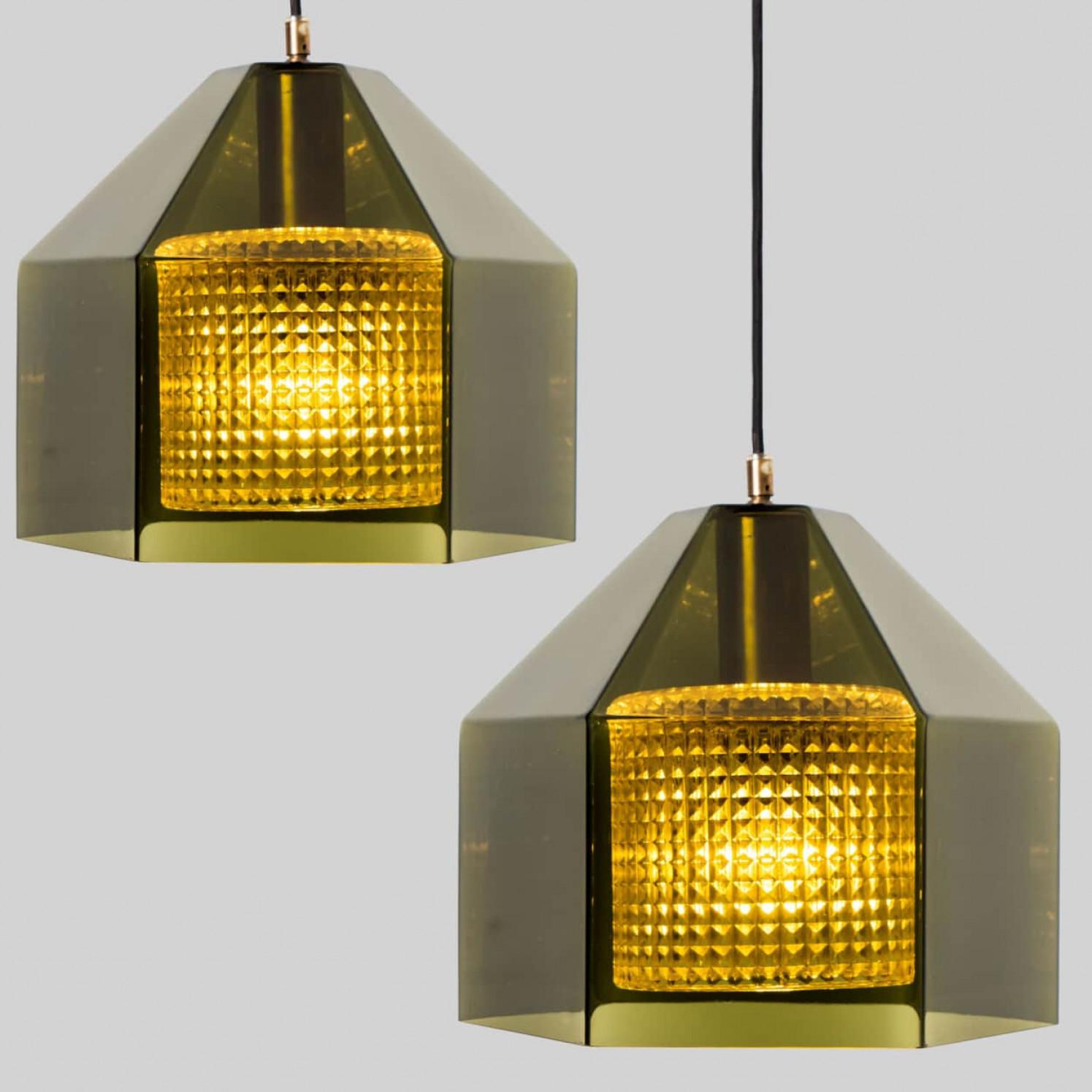 Mid-Century moderno Lampada a sospensione svedese in vetro colorato verde e ottone di Carl Fagerlund per Orrefors in vendita