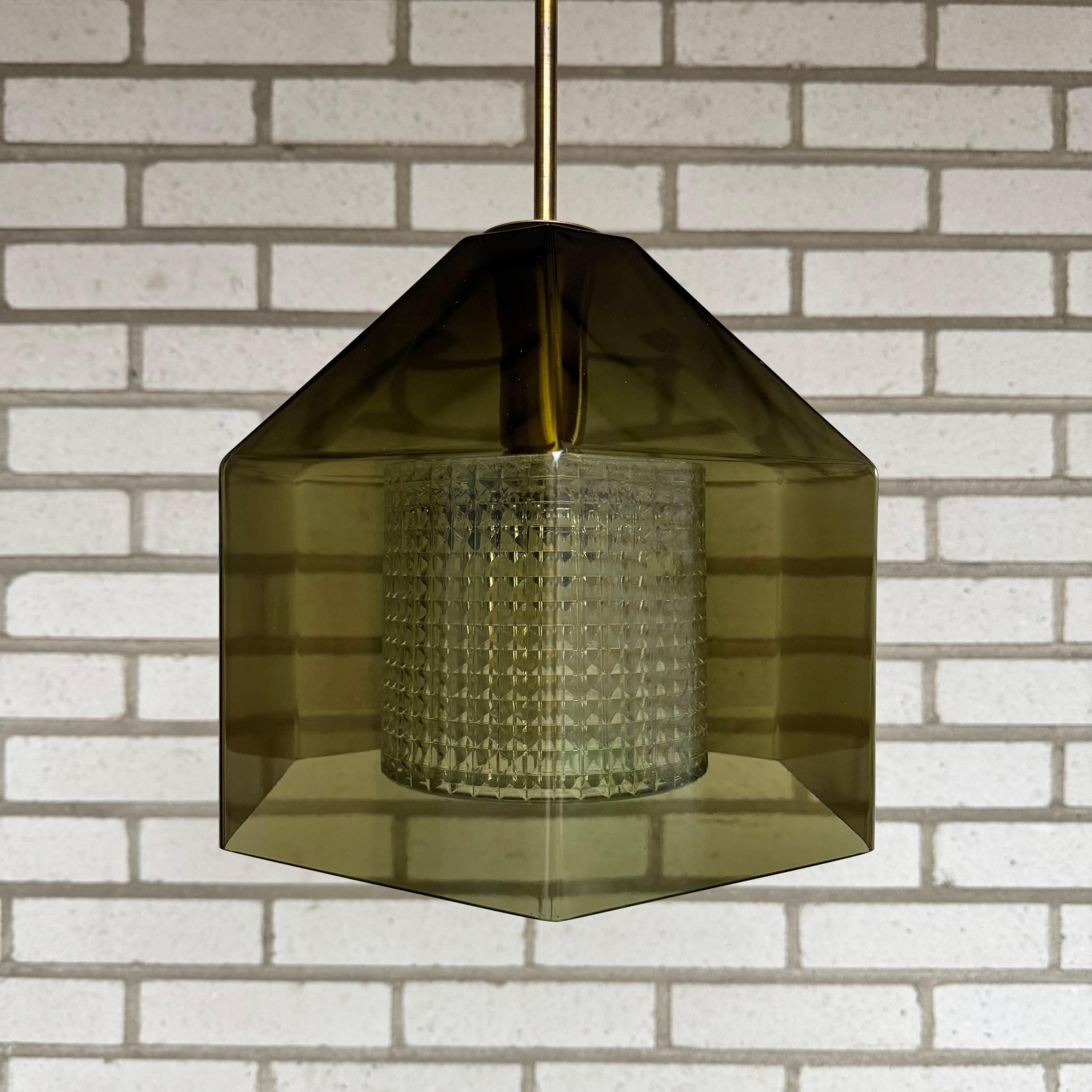 Scandinavo moderno Lampada a sospensione svedese in vetro colorato verde e ottone di Carl Fagerlund per Orrefors in vendita