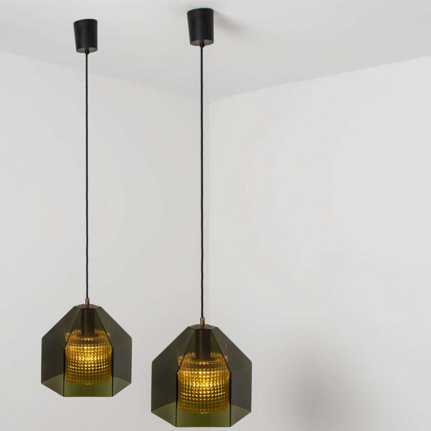 Lámpara colgante de cristal tintado verde sueco y latón de Carl Fagerlund para Orrefors Sueco en venta