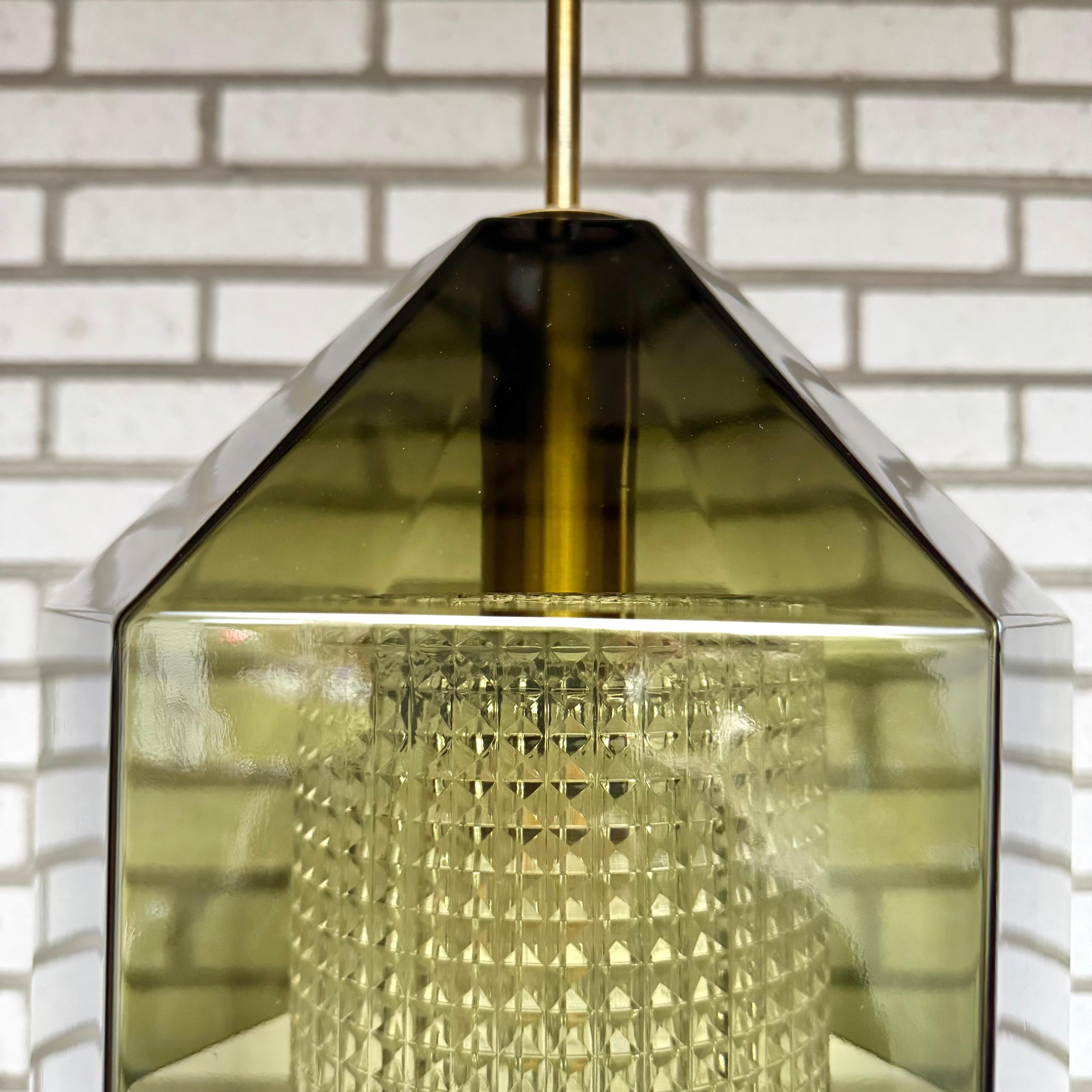 Lampada a sospensione svedese in vetro colorato verde e ottone di Carl Fagerlund per Orrefors In condizioni buone in vendita a Genarp, SE