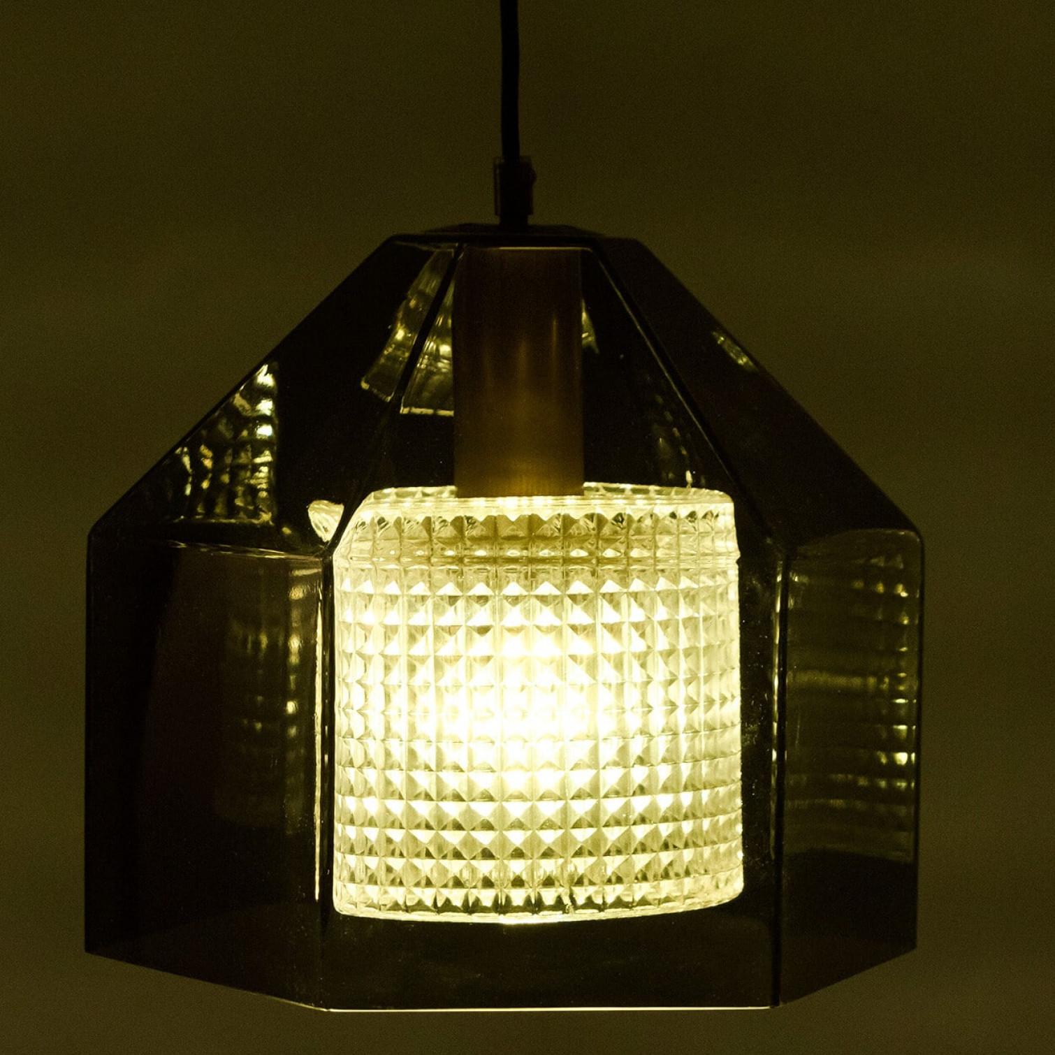 Lámpara colgante de cristal tintado verde sueco y latón de Carl Fagerlund para Orrefors mediados del siglo XX en venta