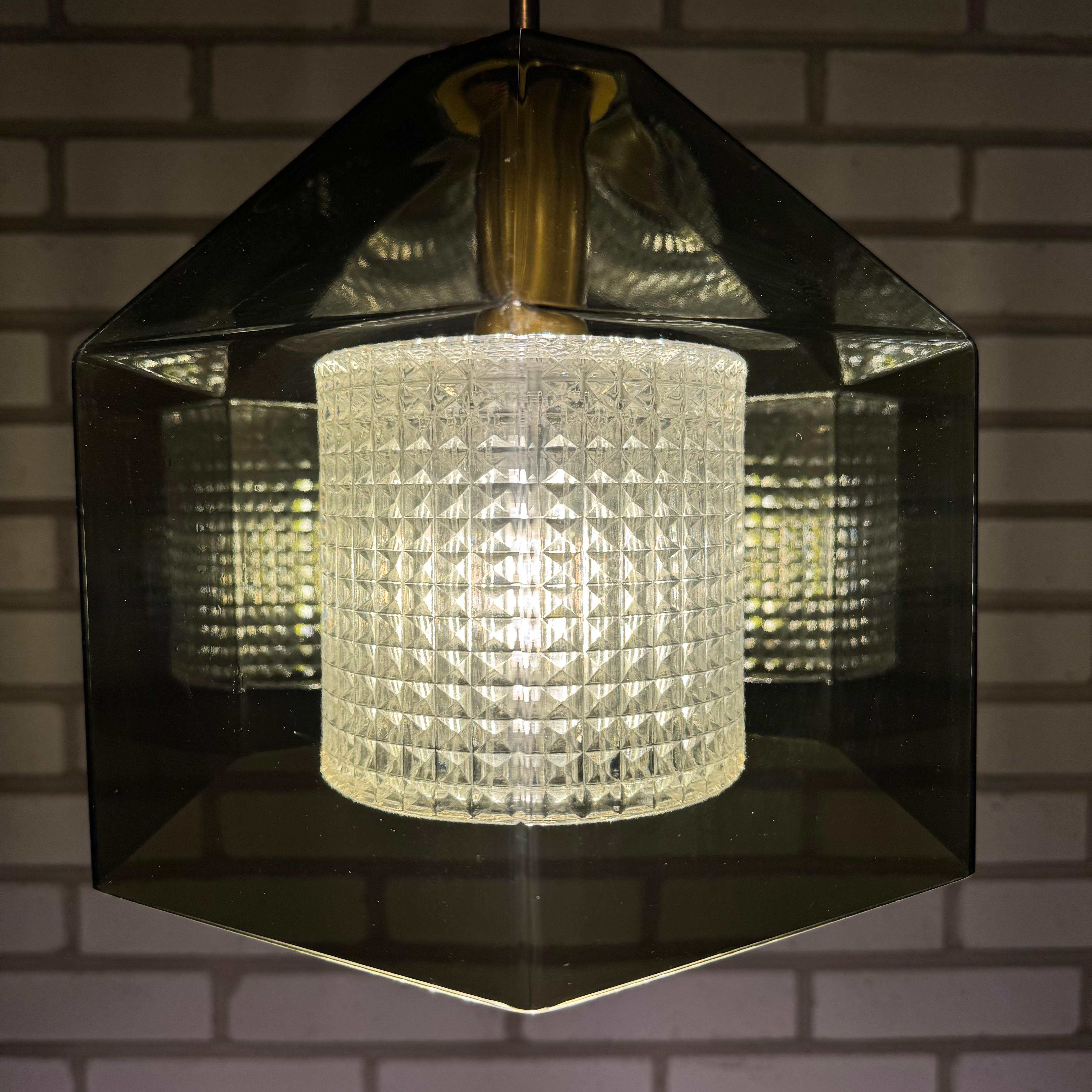 Ottone Lampada a sospensione svedese in vetro colorato verde e ottone di Carl Fagerlund per Orrefors in vendita