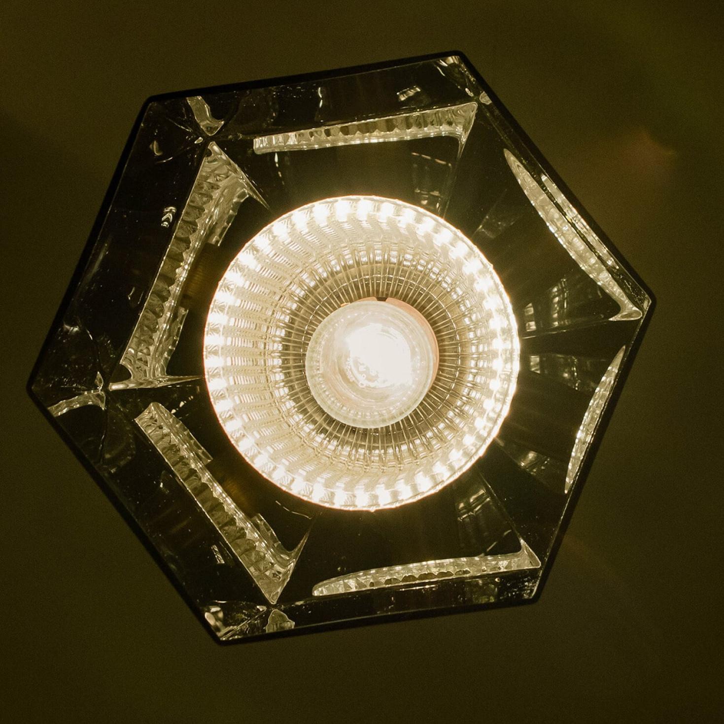 Ottone Lampada a sospensione svedese in vetro colorato verde e ottone di Carl Fagerlund per Orrefors in vendita