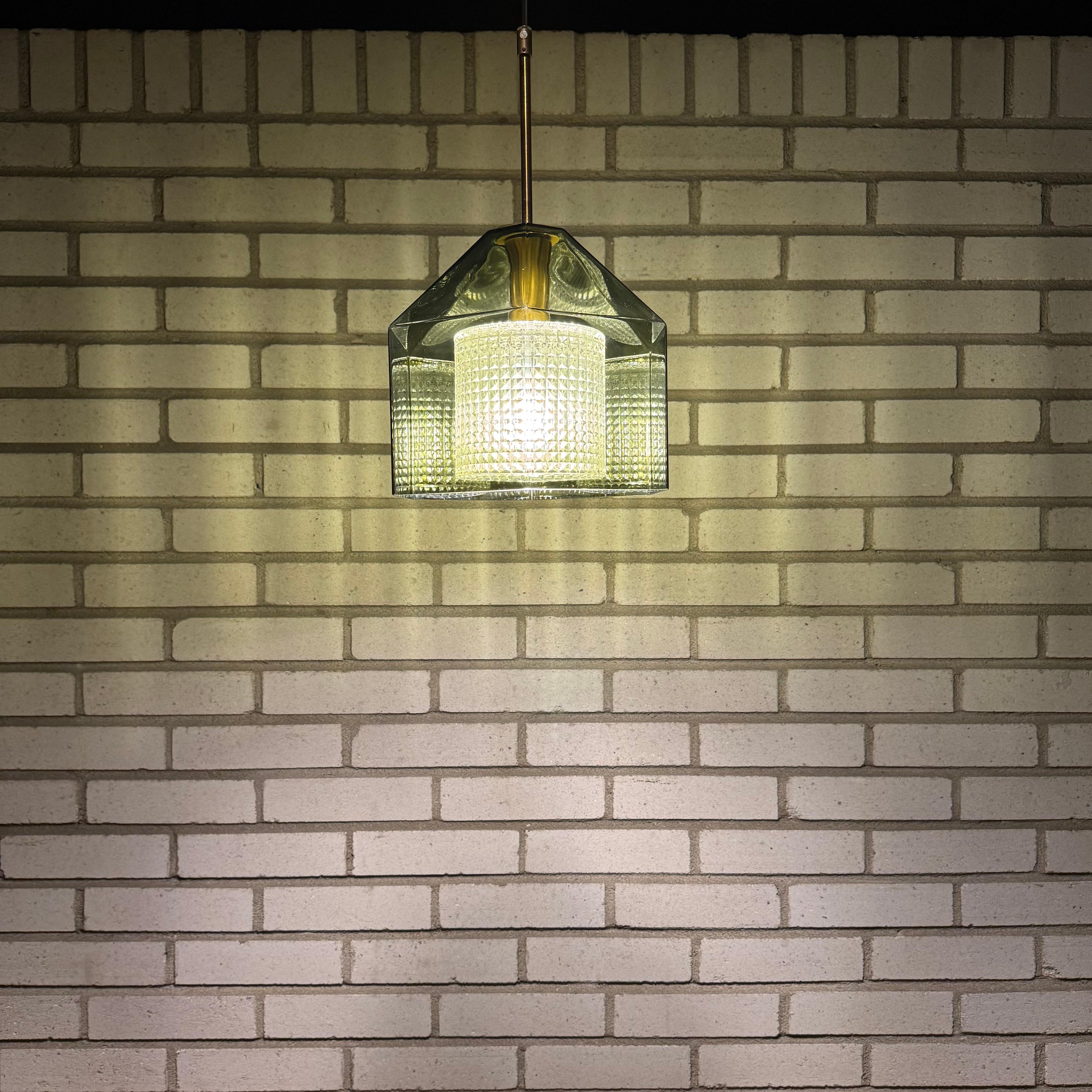 Lampada a sospensione svedese in vetro colorato verde e ottone di Carl Fagerlund per Orrefors in vendita 1