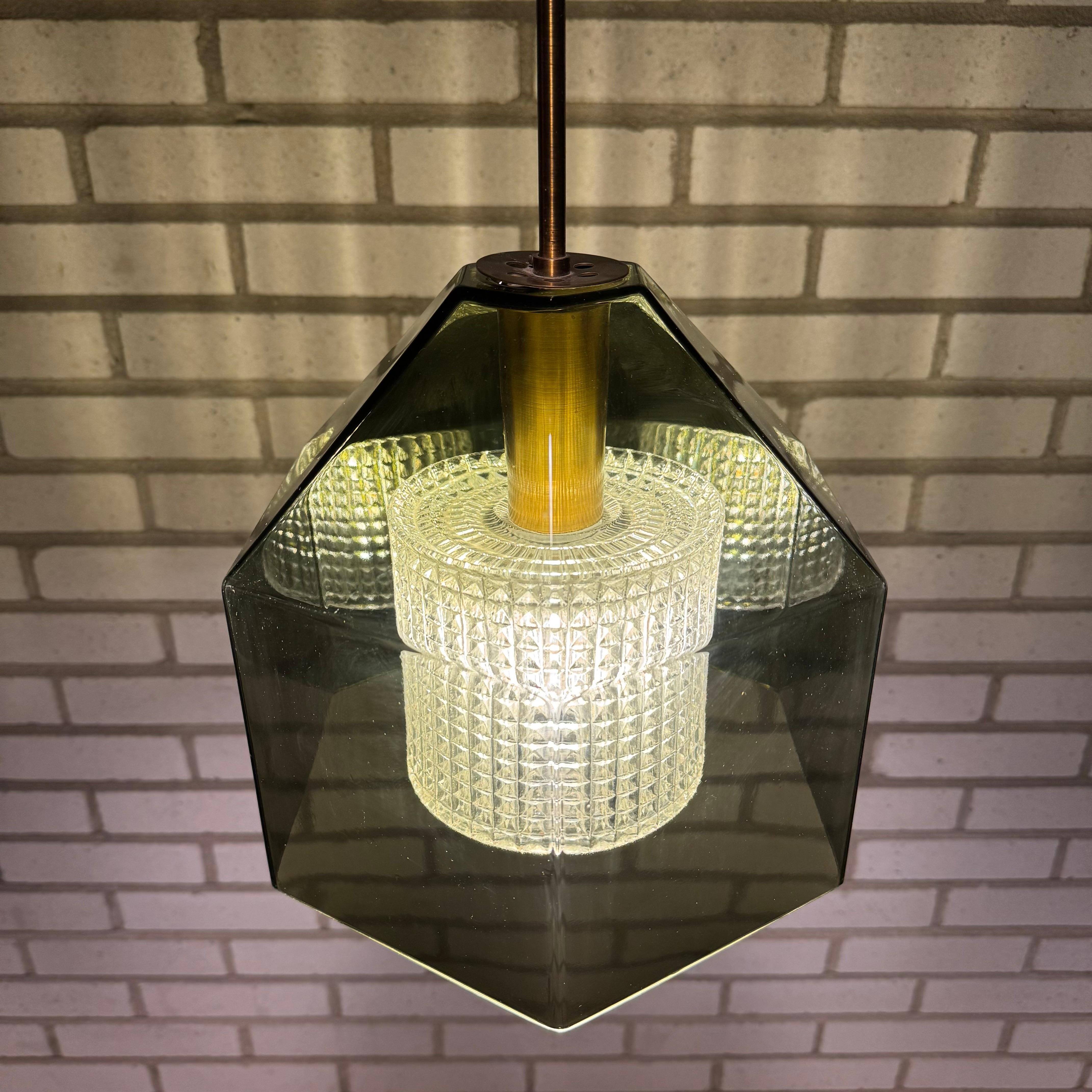Lampada a sospensione svedese in vetro colorato verde e ottone di Carl Fagerlund per Orrefors in vendita 2